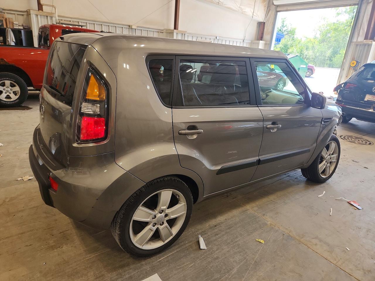 2011 Kia Soul Gray vin: KNDJT2A27B7212735