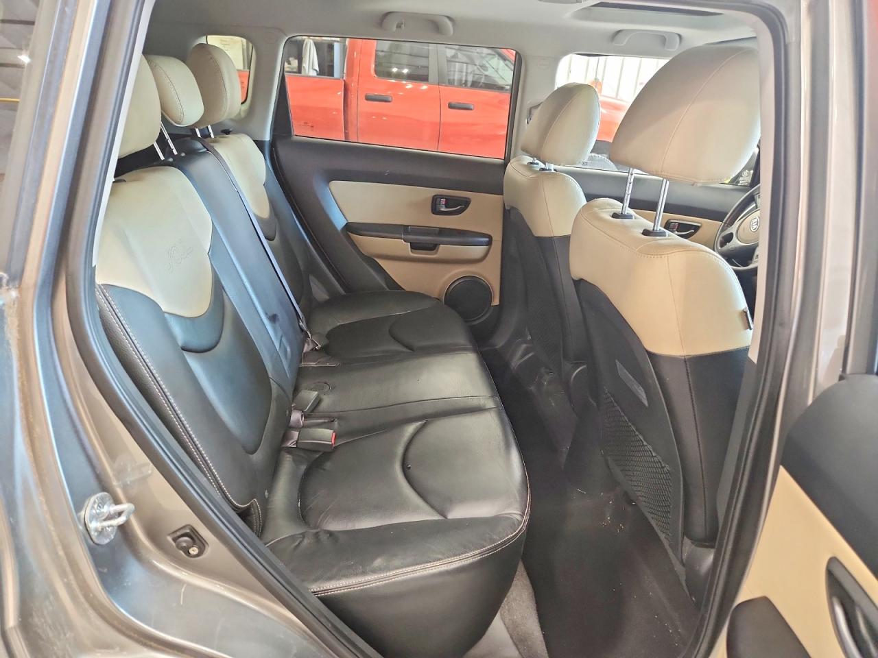 2011 Kia Soul Gray vin: KNDJT2A27B7212735