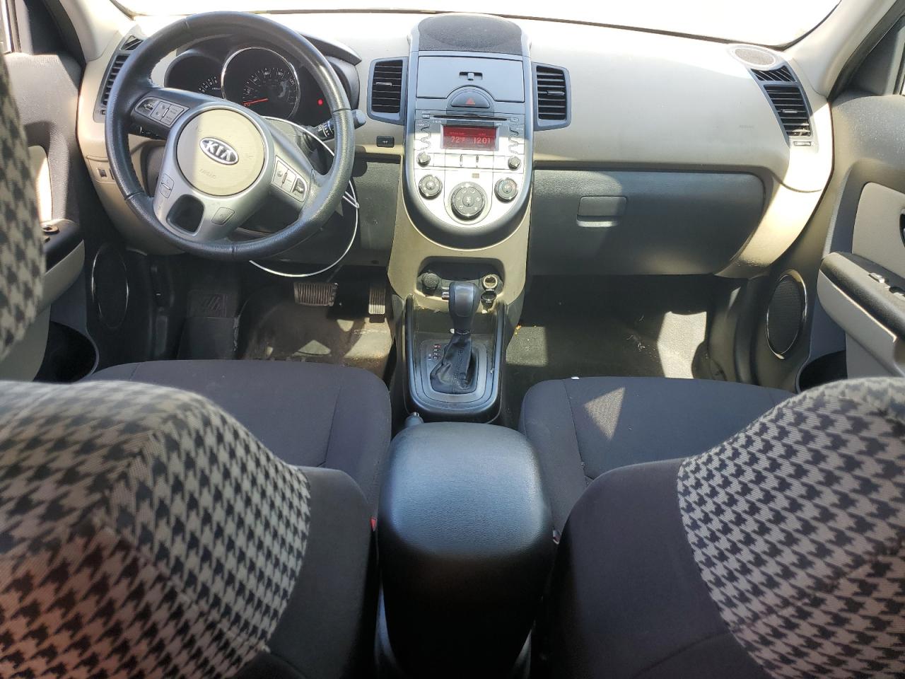 2011 Kia Soul + Black vin: KNDJT2A27B7247047
