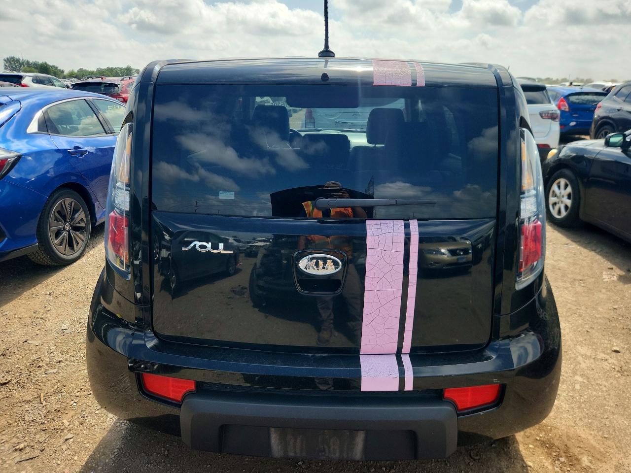 2011 Kia Soul + Black vin: KNDJT2A27B7283255