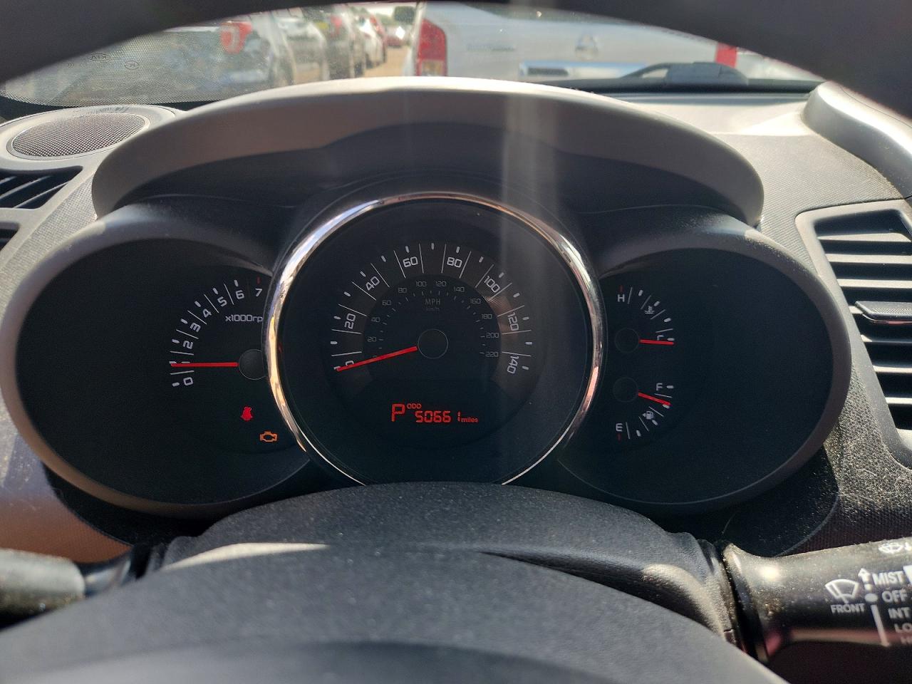 2011 Kia Soul + Black vin: KNDJT2A27B7283255