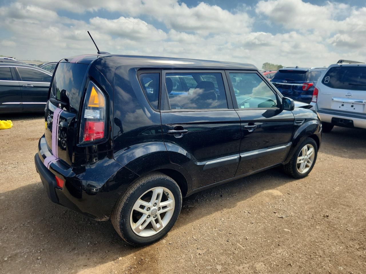 2011 Kia Soul + Black vin: KNDJT2A27B7283255