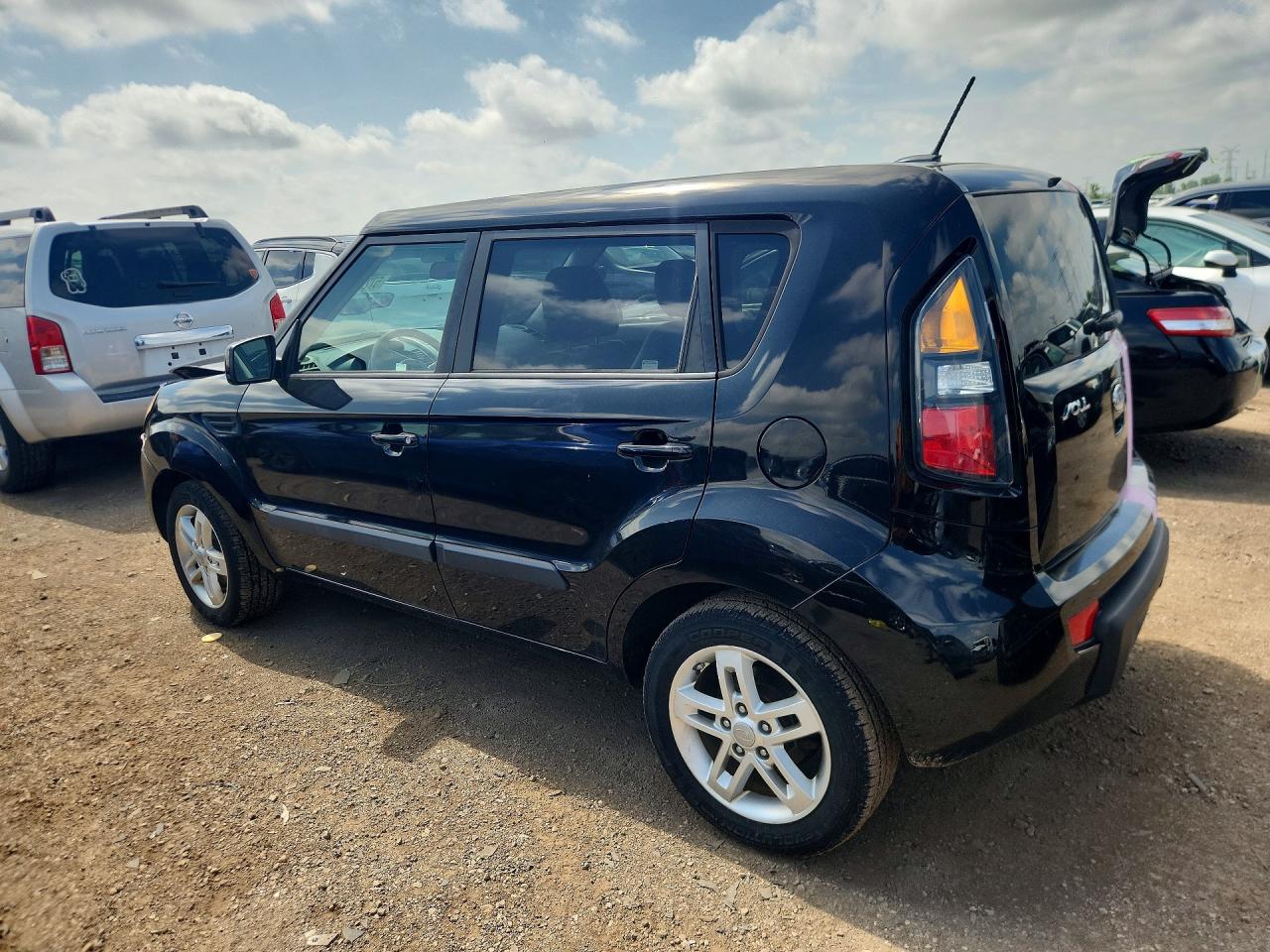 2011 Kia Soul + Black vin: KNDJT2A27B7283255
