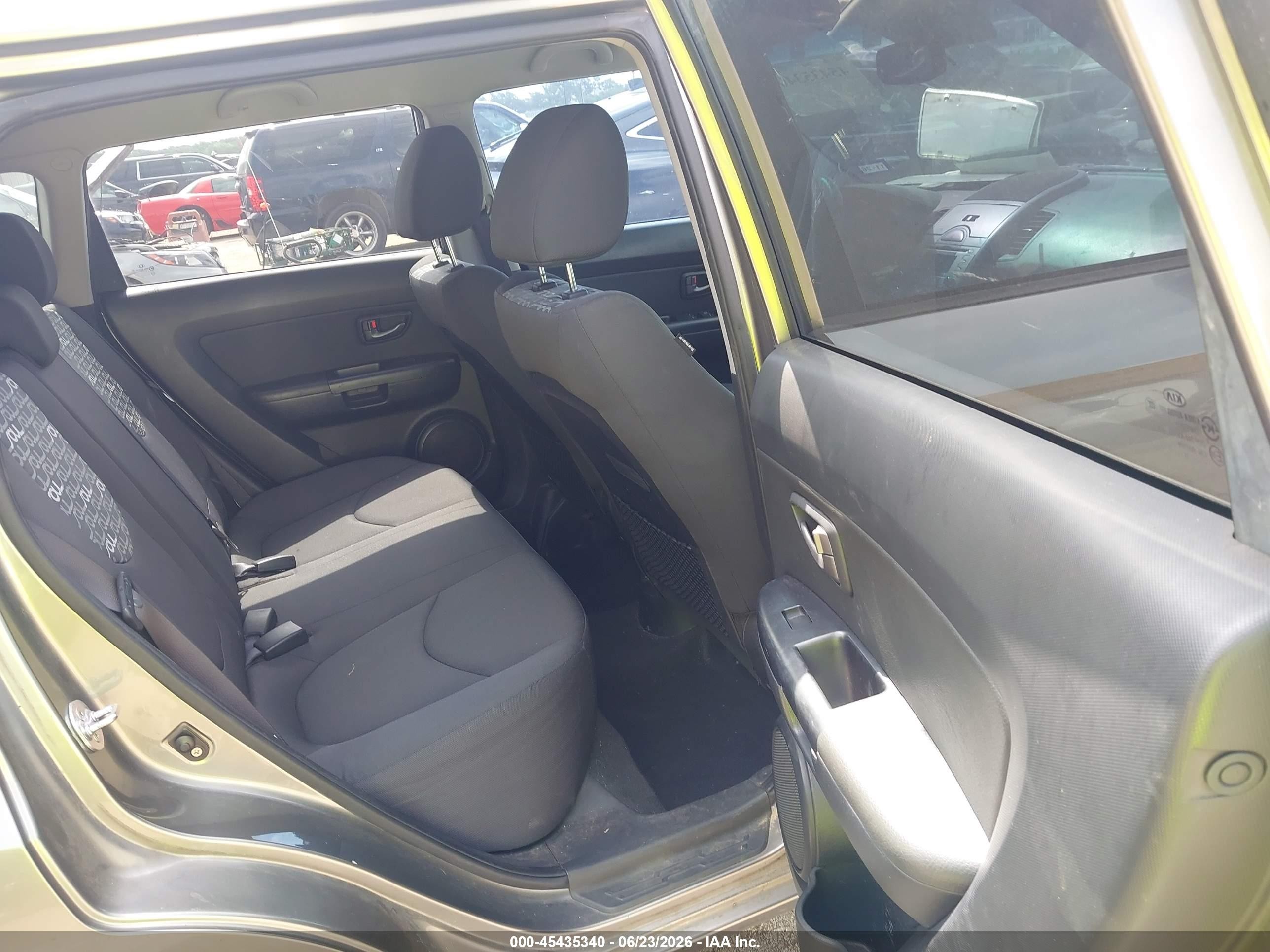 2011 Kia Soul + Gray vin: KNDJT2A27B7297477