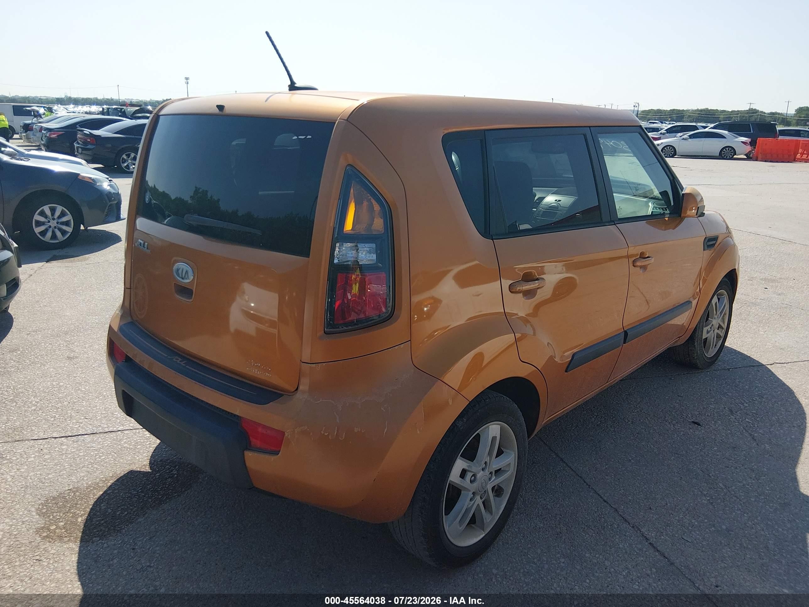 2011 Kia Soul + Orange vin: KNDJT2A27B7303049