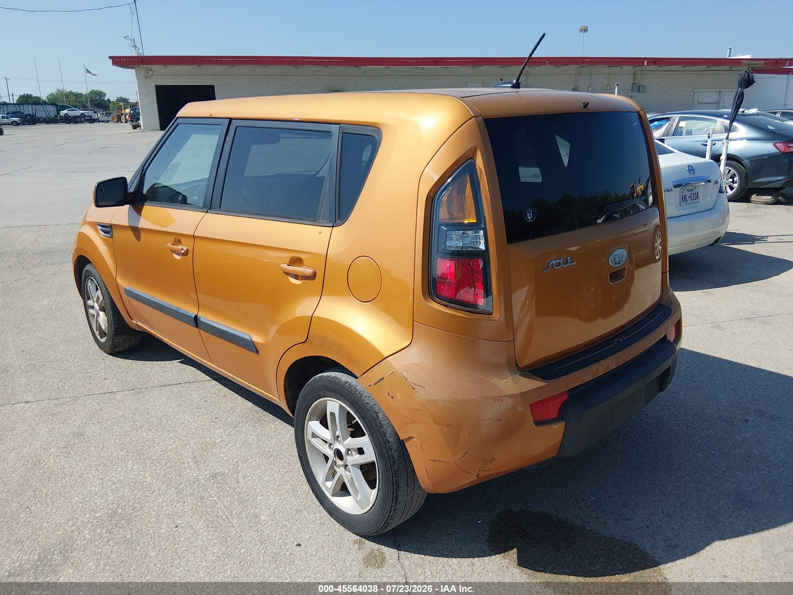 2011 Kia Soul + Orange vin: KNDJT2A27B7303049