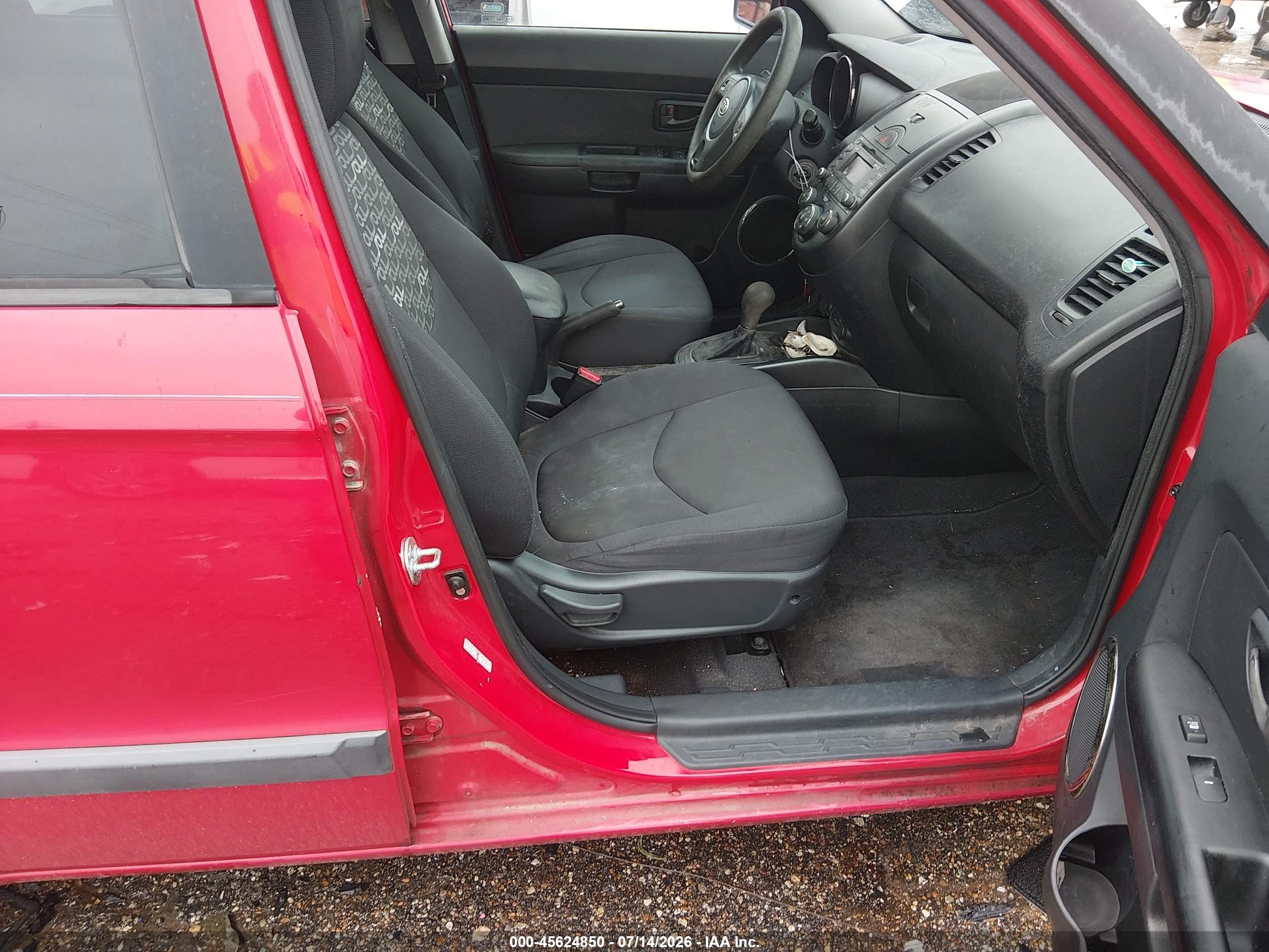 2011 Kia Soul + Red vin: KNDJT2A27B7305884