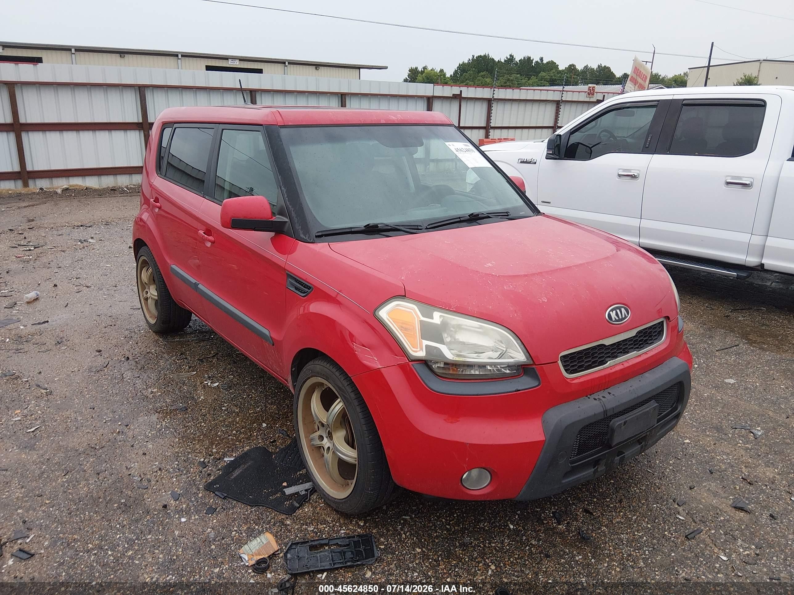 2011 Kia Soul + Red vin: KNDJT2A27B7305884