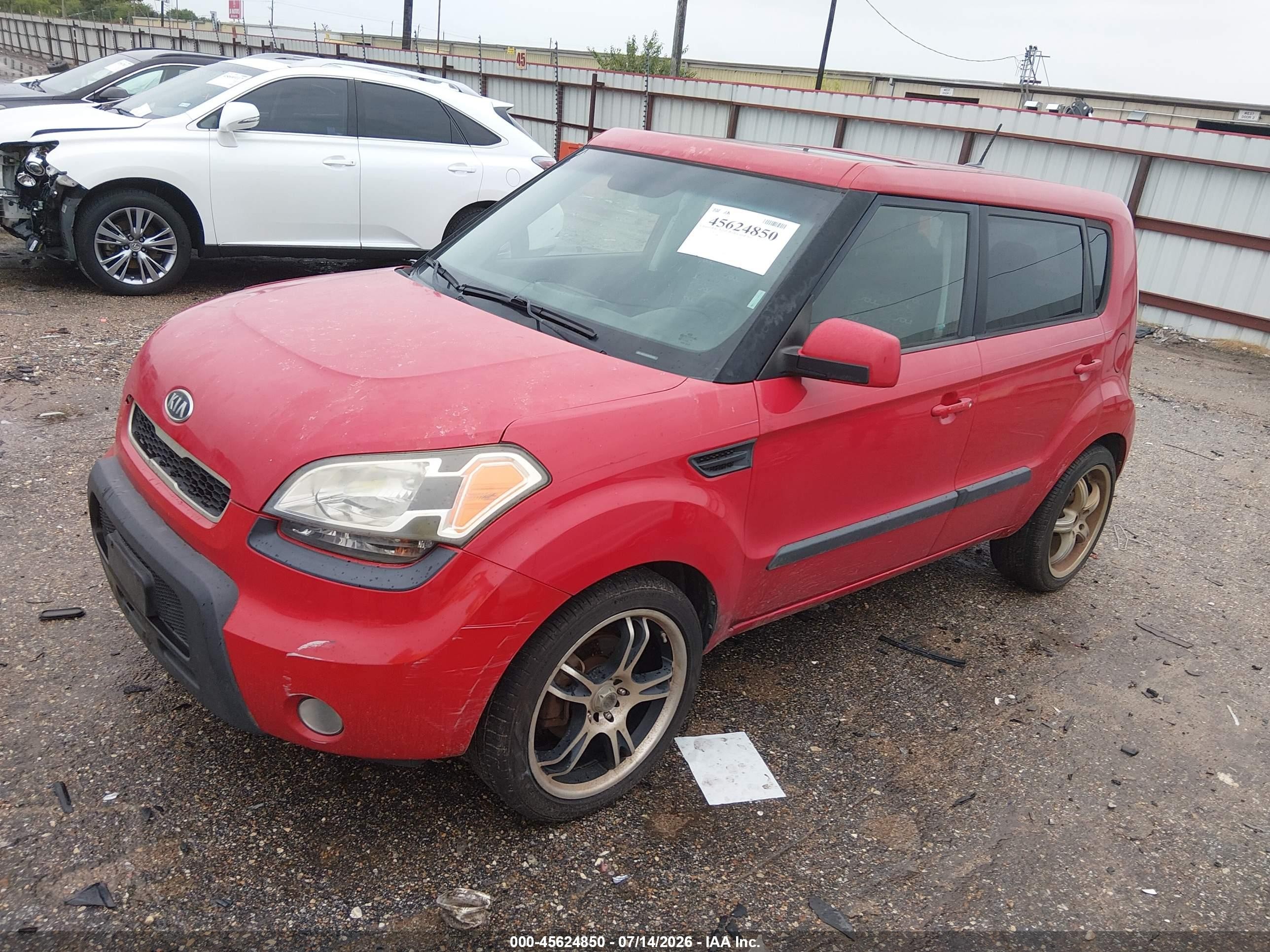 2011 Kia Soul + Red vin: KNDJT2A27B7305884