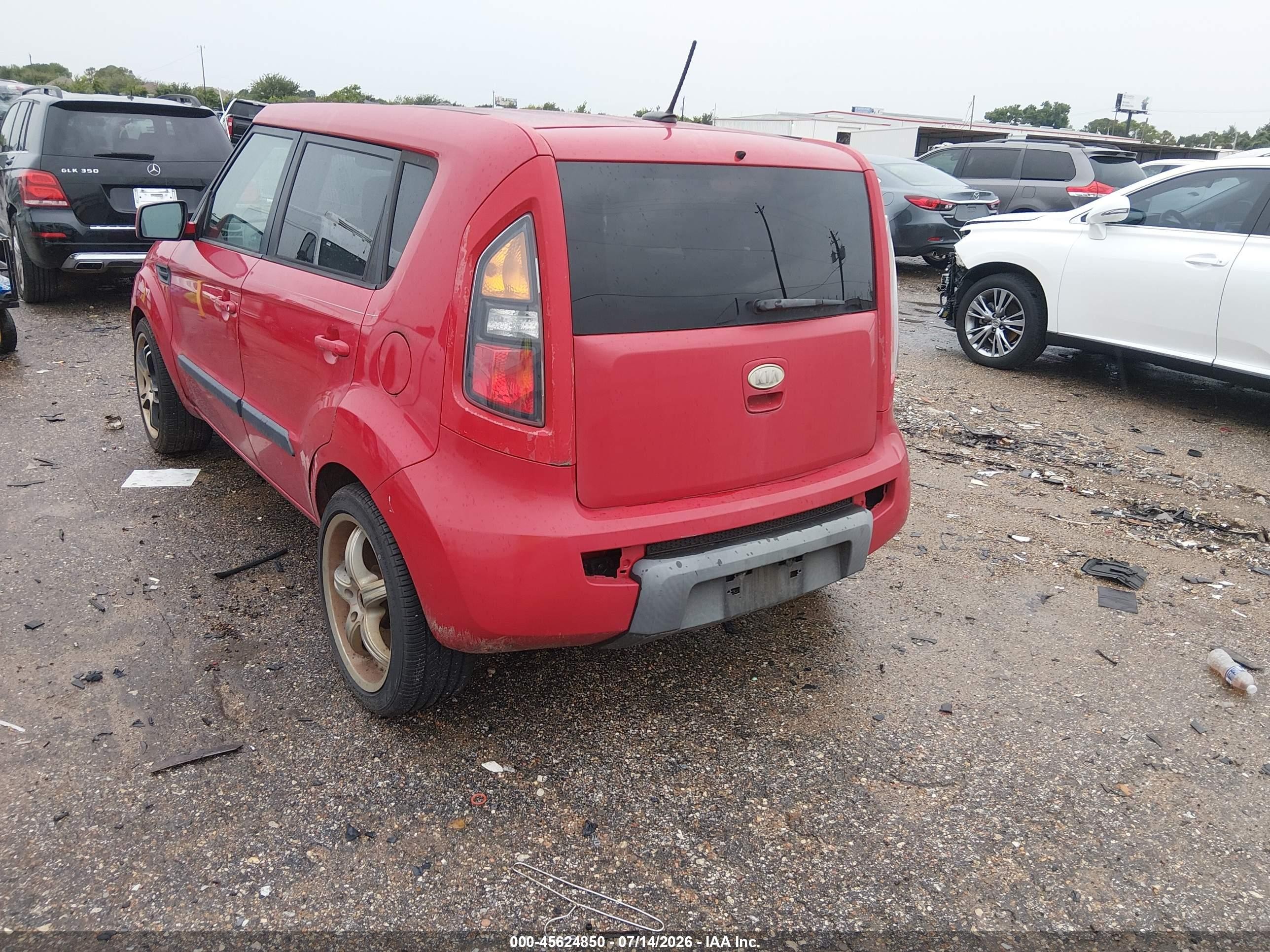 2011 Kia Soul + Red vin: KNDJT2A27B7305884