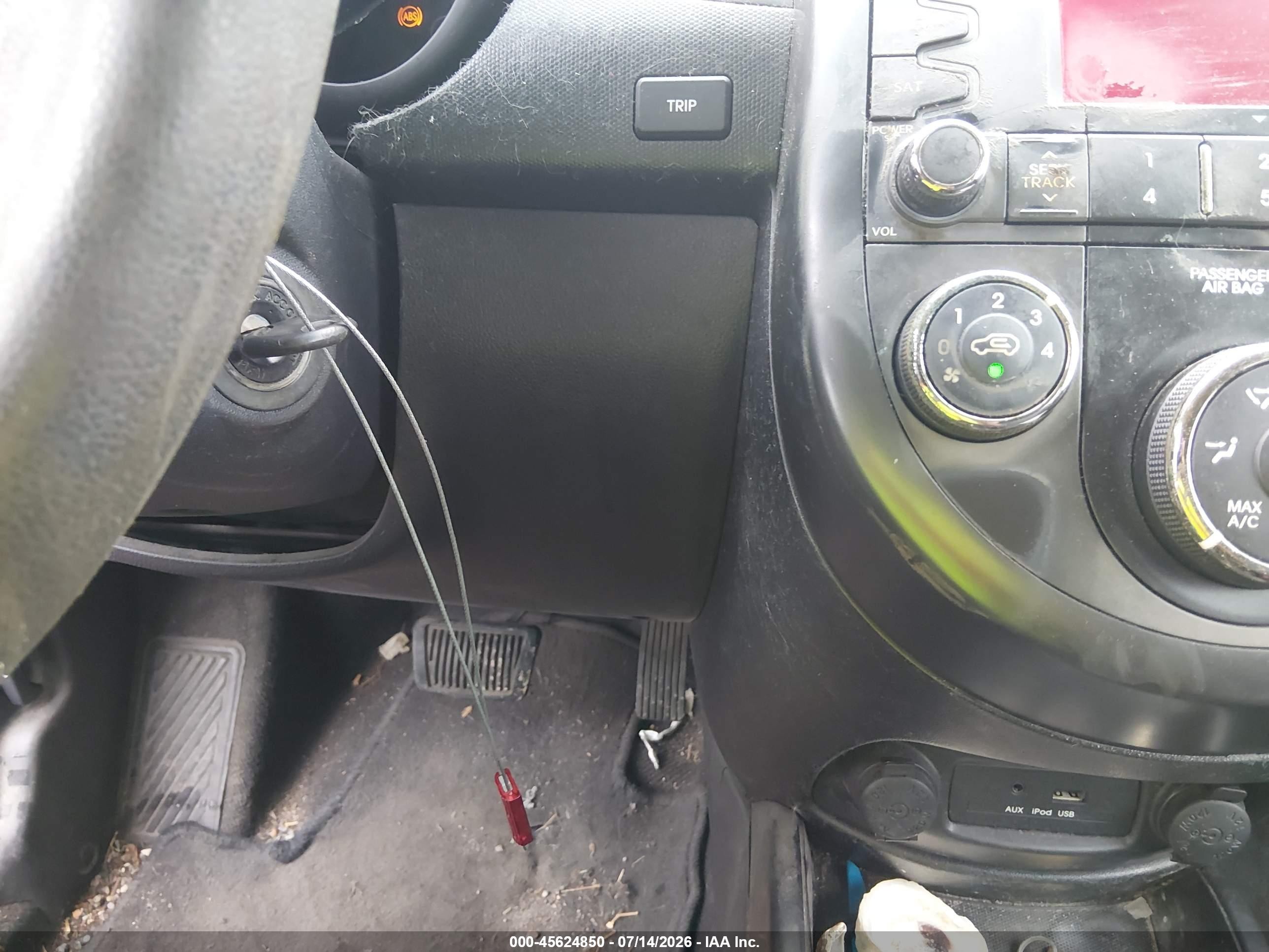2011 Kia Soul + Red vin: KNDJT2A27B7305884