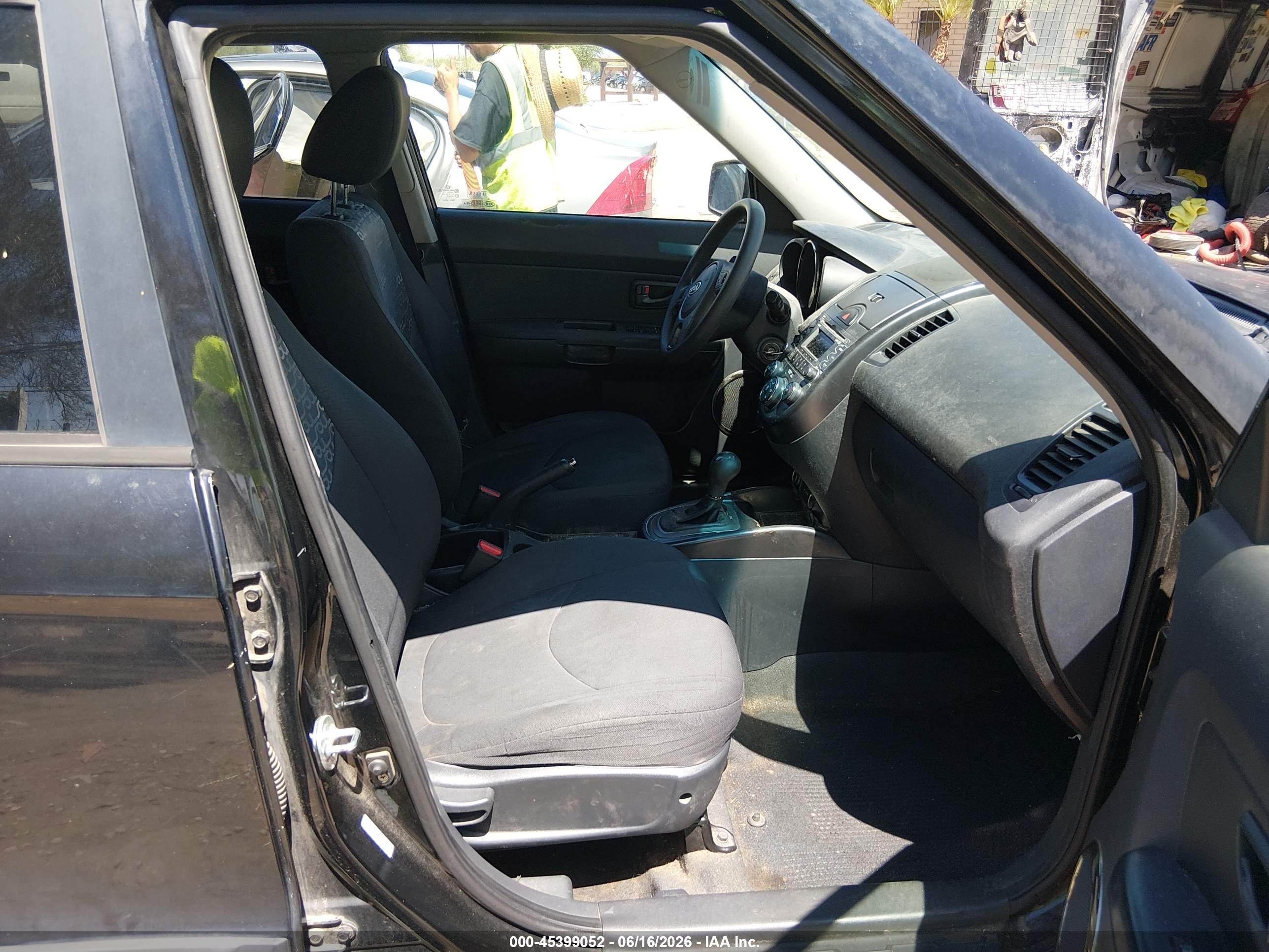 2011 Kia Soul + Black vin: KNDJT2A27B7710840