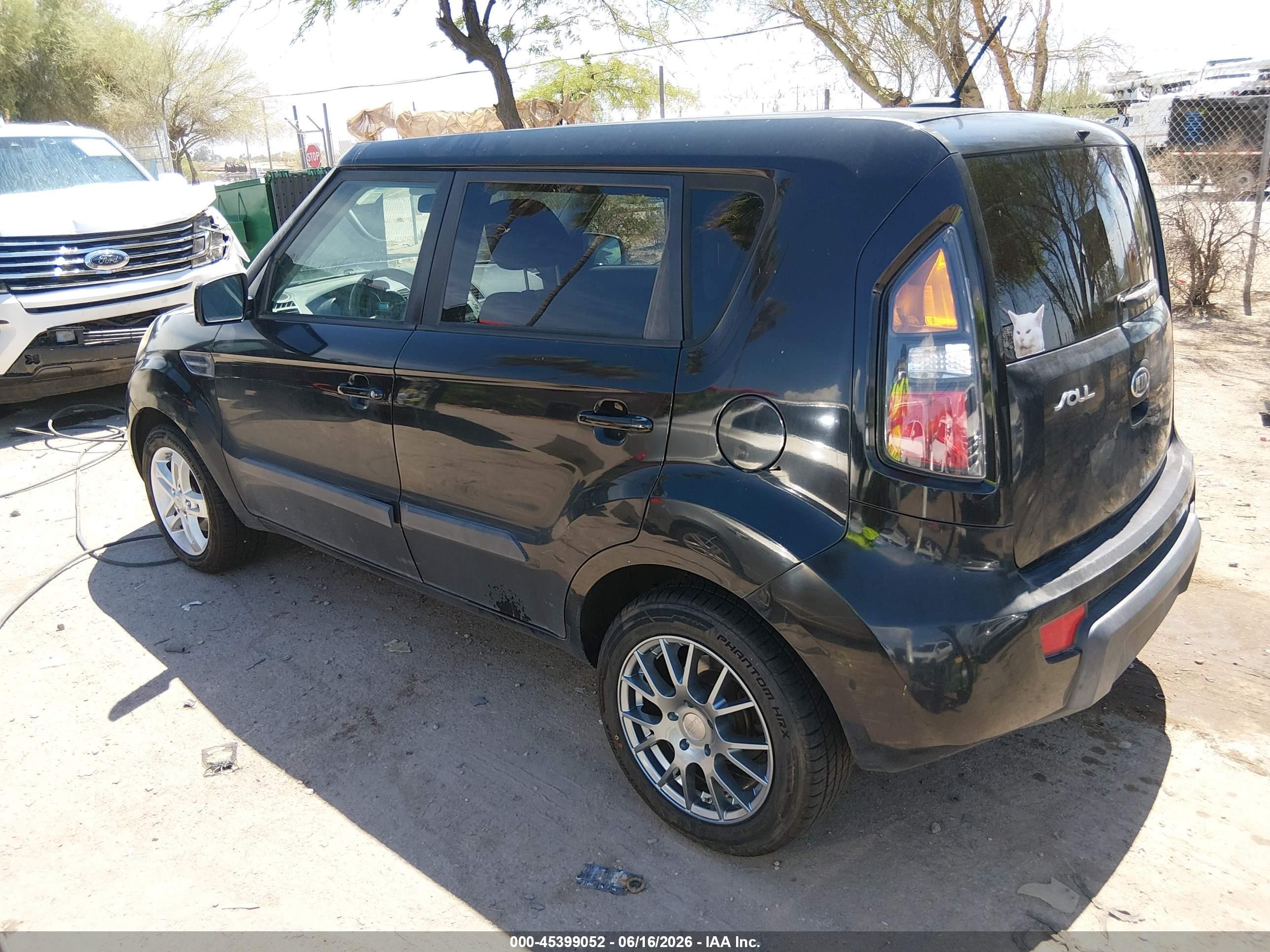 2011 Kia Soul + Black vin: KNDJT2A27B7710840