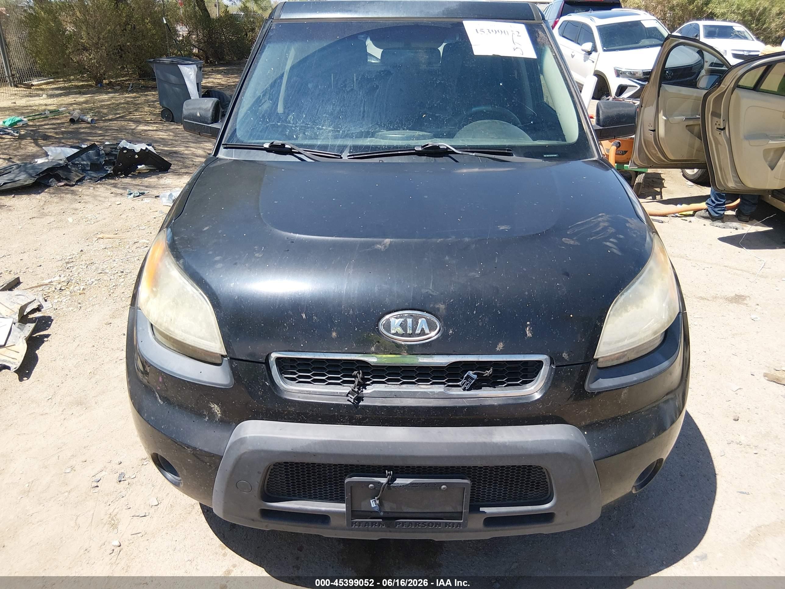 2011 Kia Soul + Black vin: KNDJT2A27B7710840