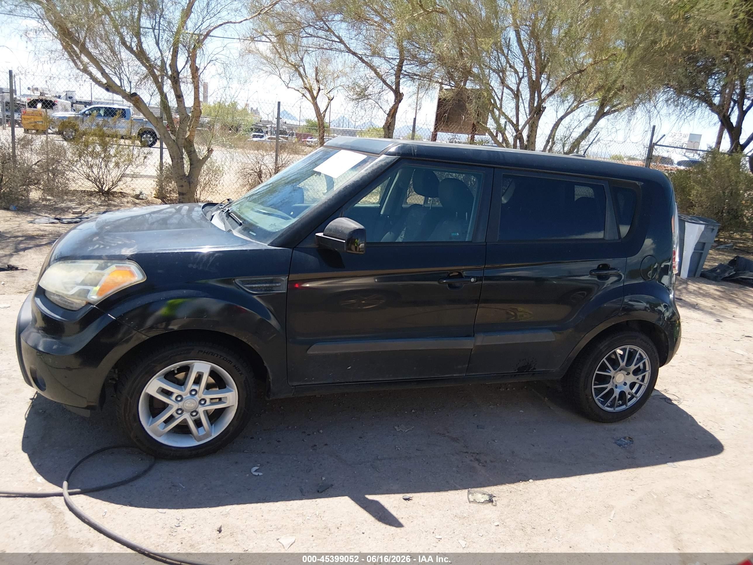 2011 Kia Soul + Black vin: KNDJT2A27B7710840