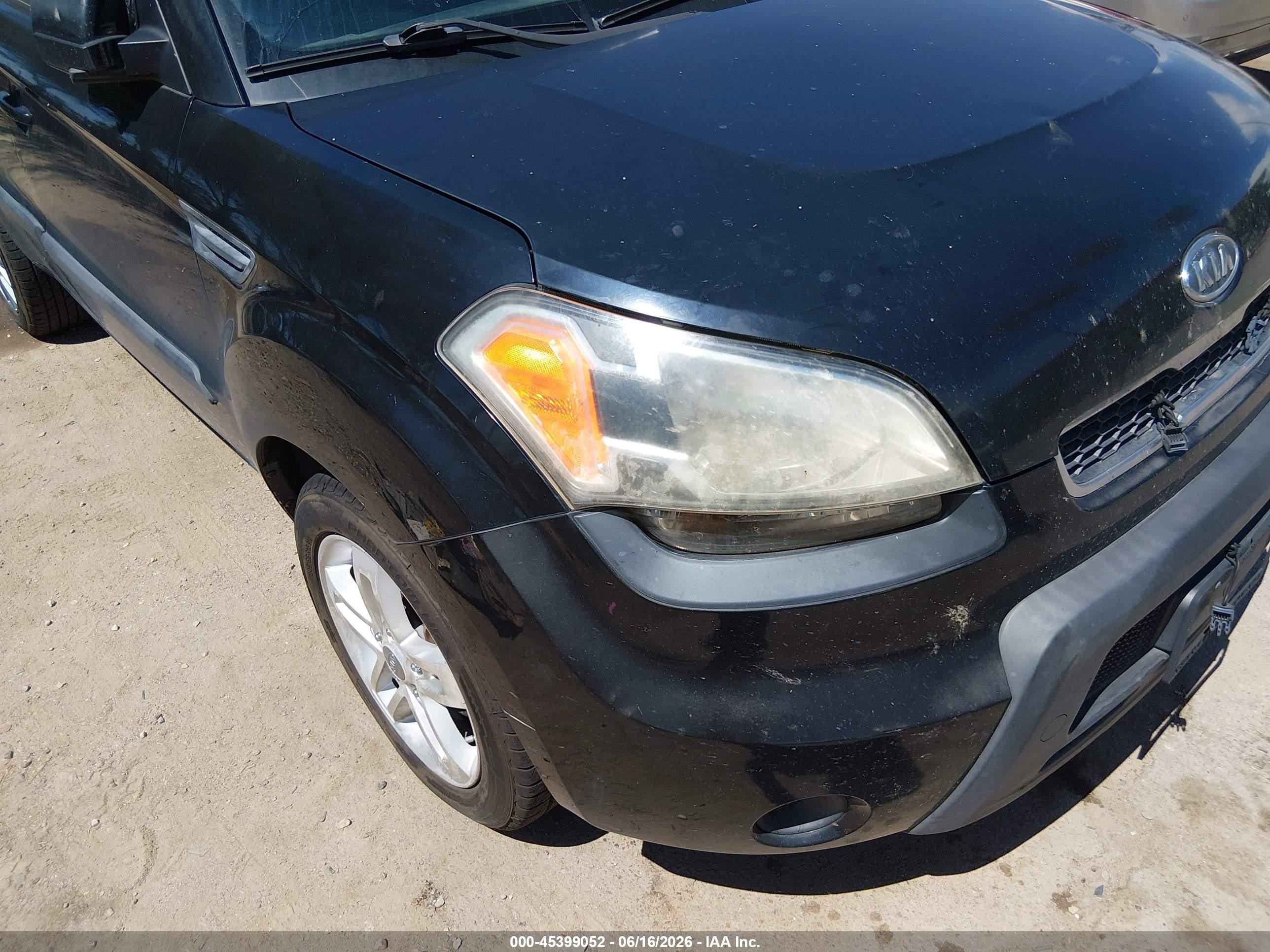 2011 Kia Soul + Black vin: KNDJT2A27B7710840