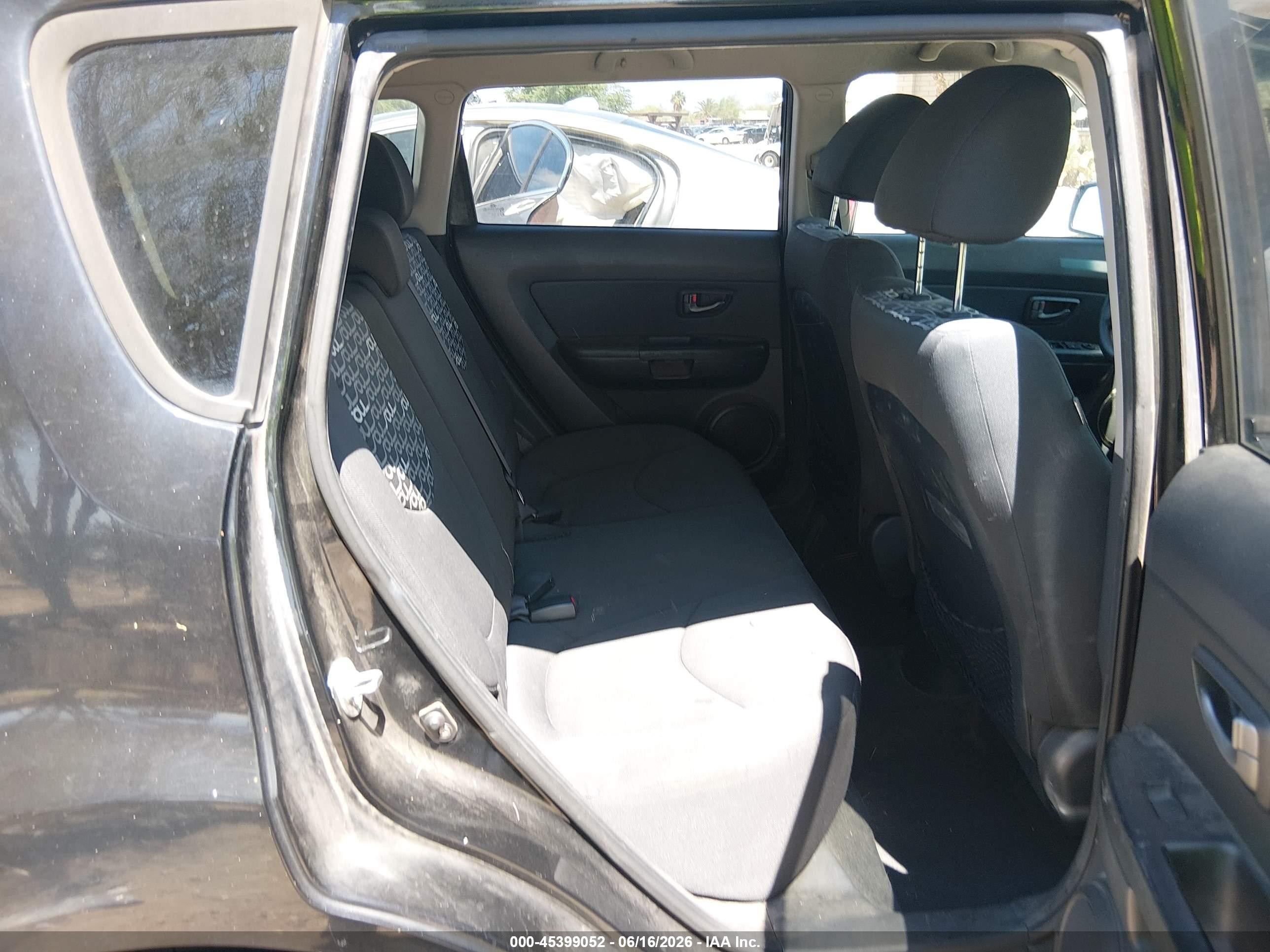 2011 Kia Soul + Black vin: KNDJT2A27B7710840