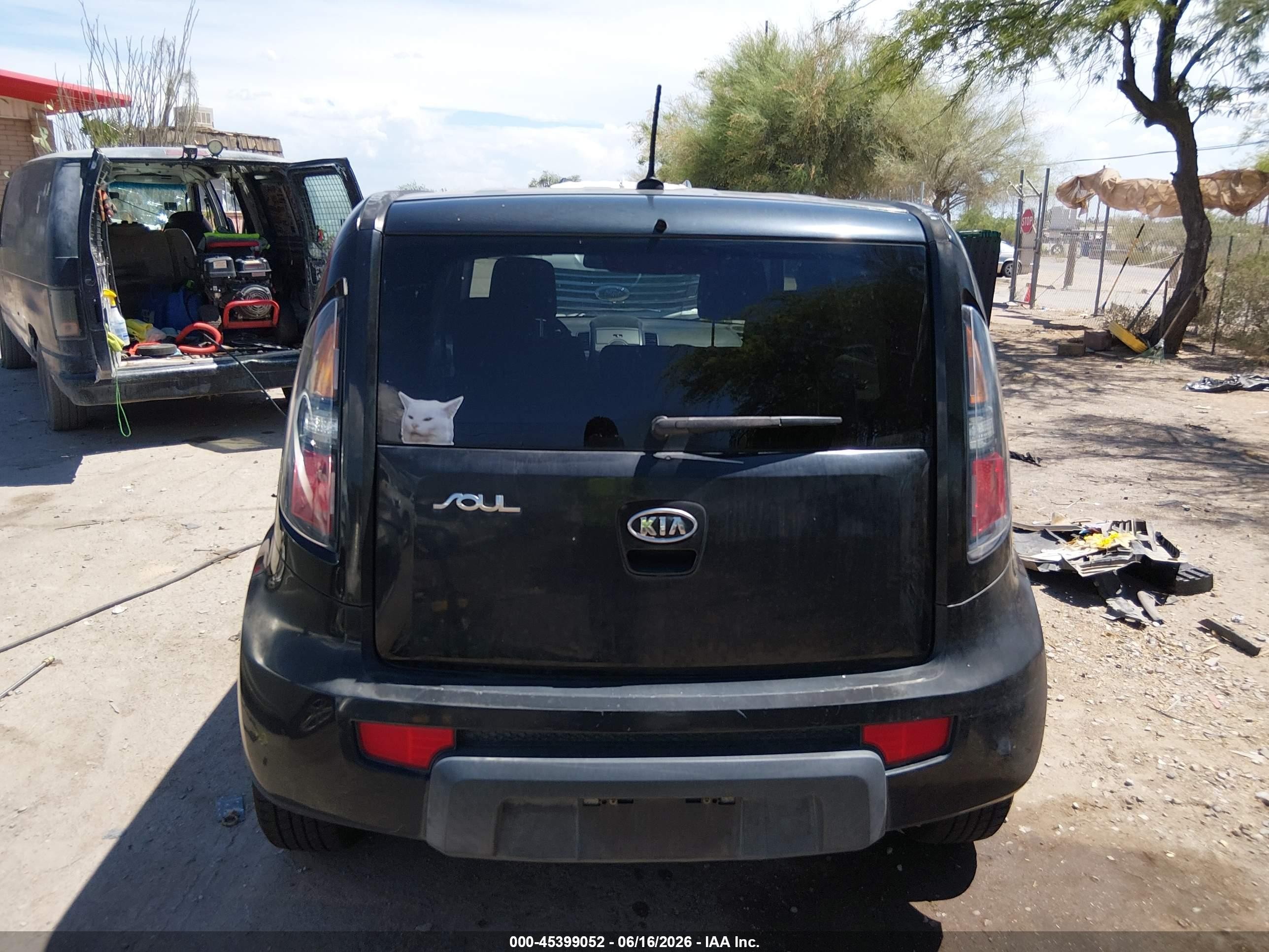 2011 Kia Soul + Black vin: KNDJT2A27B7710840