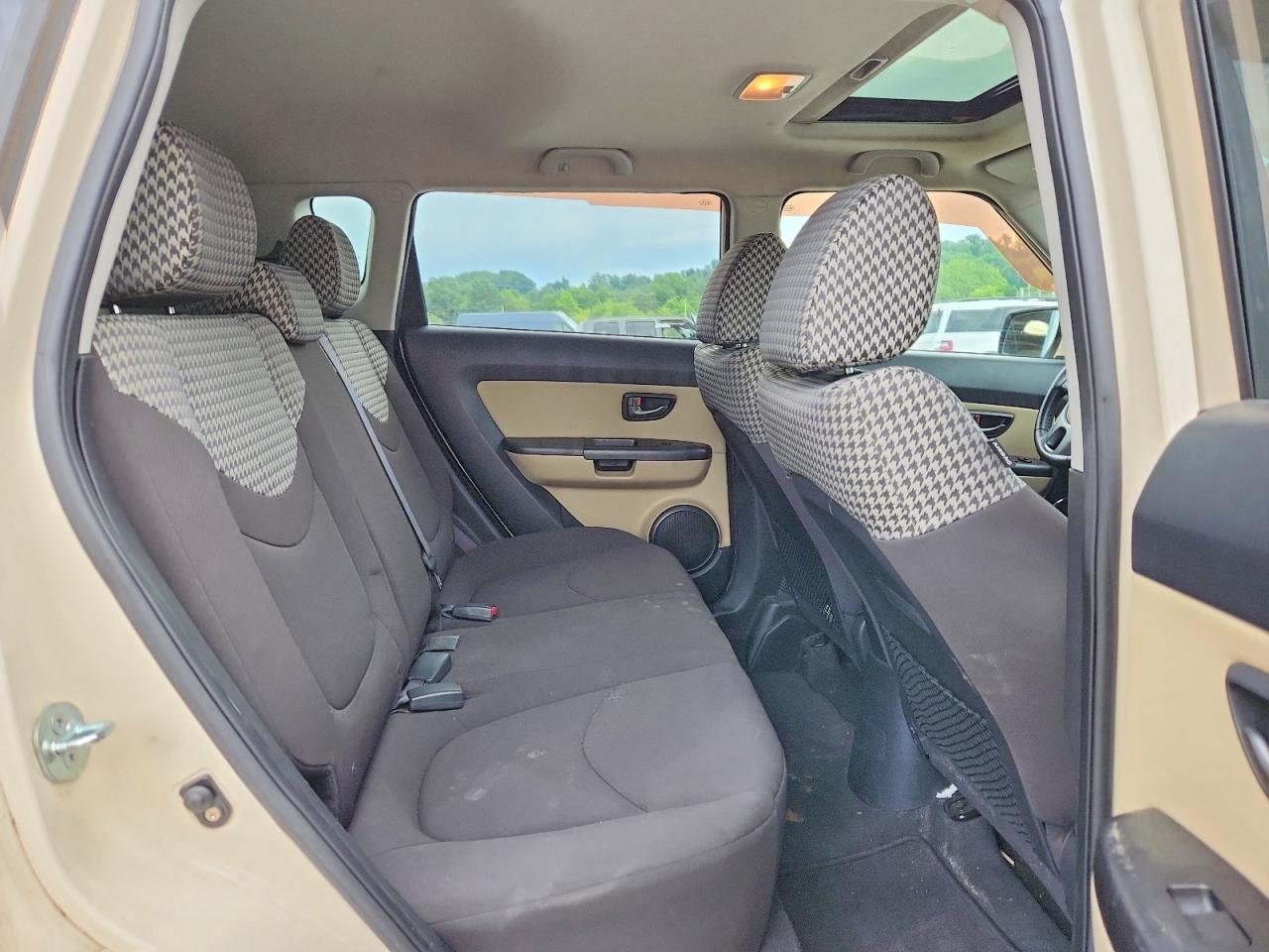 2011 Kia Soul ! Бежевый vin: KNDJT2A27B7713561