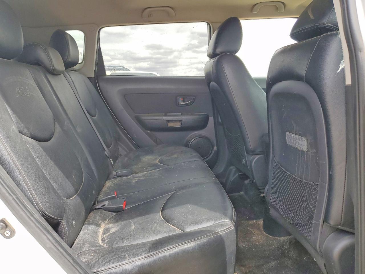 2011 Kia Soul + White vin: KNDJT2A27B7727119