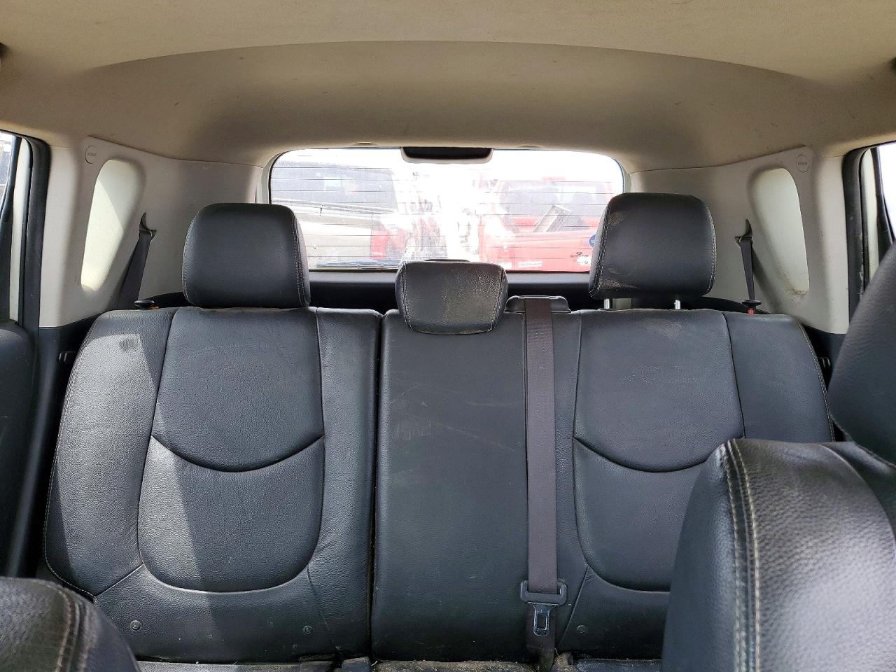 2011 Kia Soul + White vin: KNDJT2A27B7727119