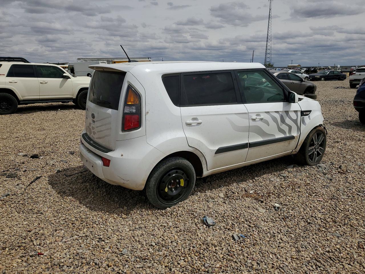 2011 Kia Soul + White vin: KNDJT2A27B7727119