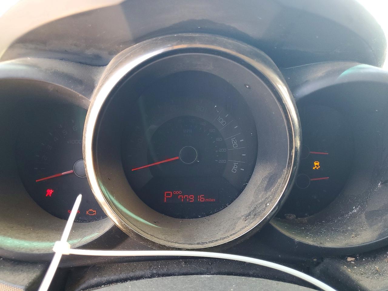 2011 Kia Soul + White vin: KNDJT2A27B7727119