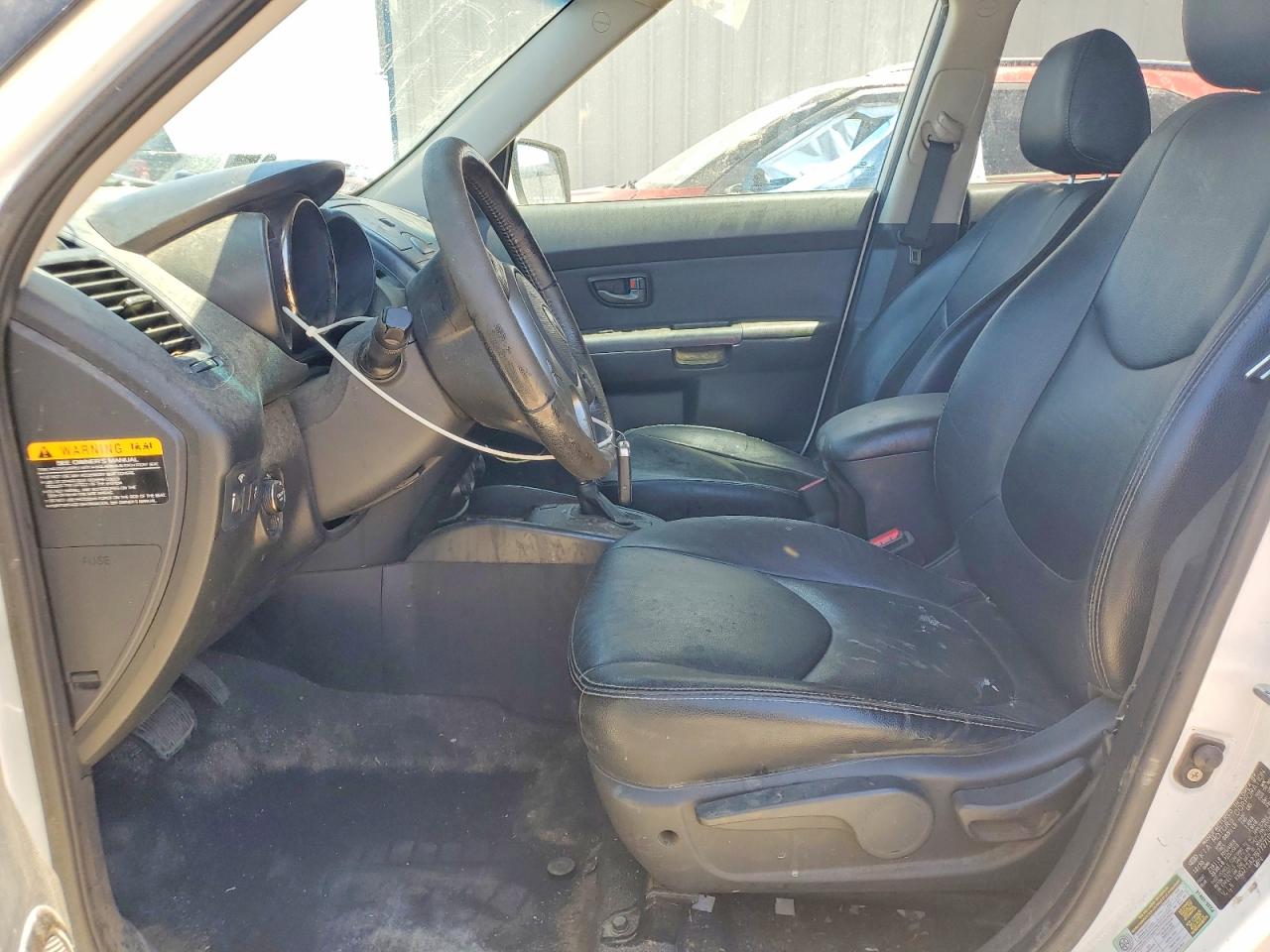2011 Kia Soul + White vin: KNDJT2A27B7727119