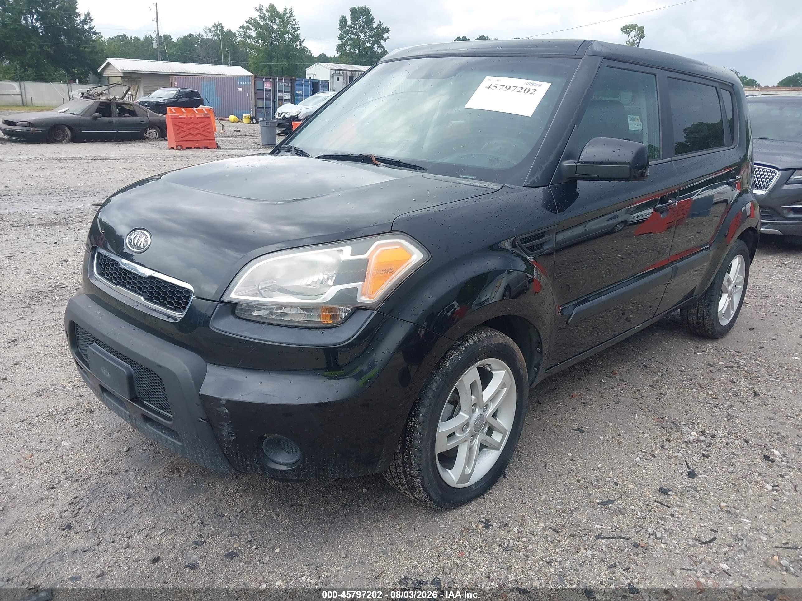 2011 Kia Soul + Black vin: KNDJT2A27B7735771