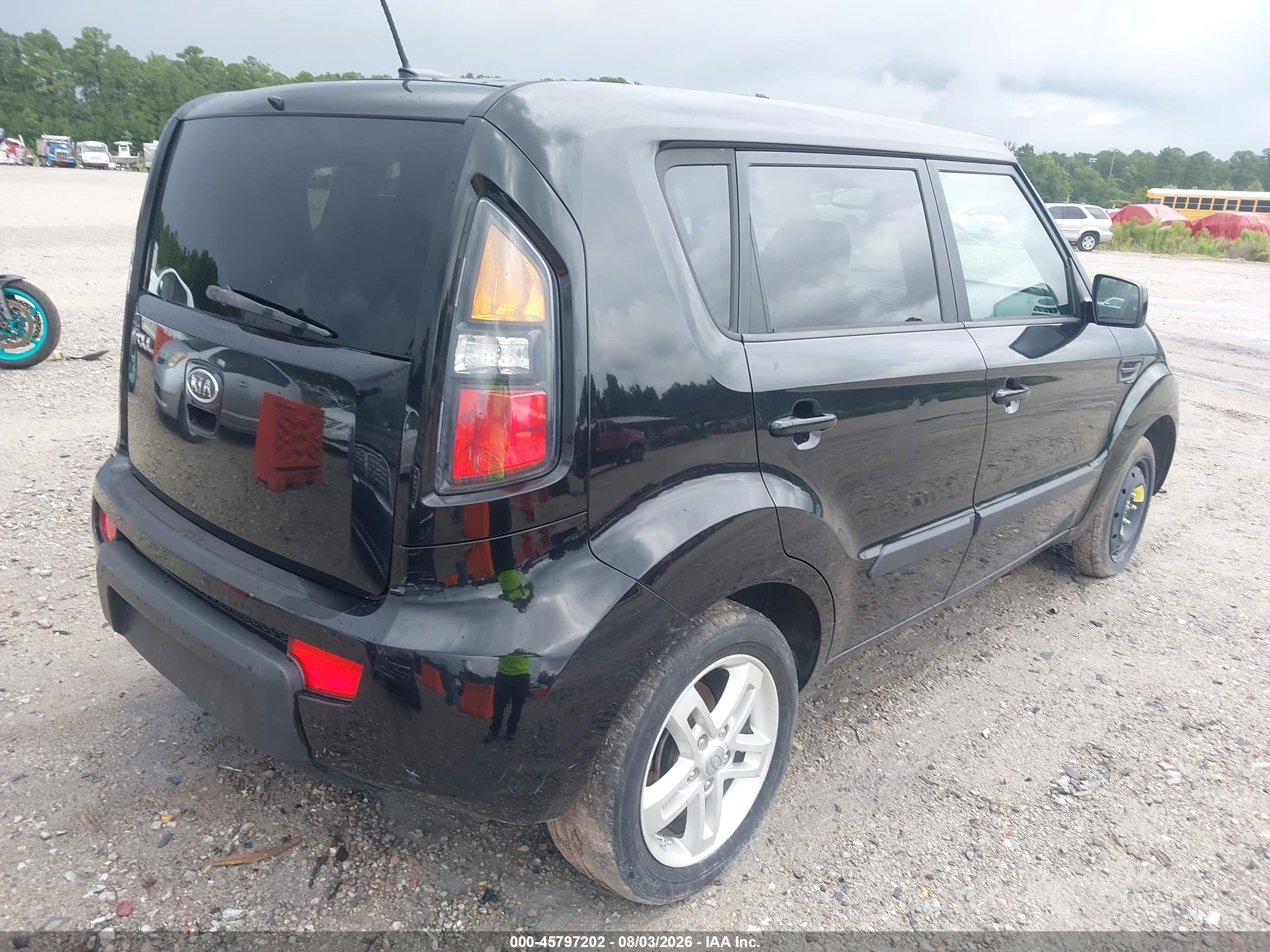 2011 Kia Soul + Black vin: KNDJT2A27B7735771