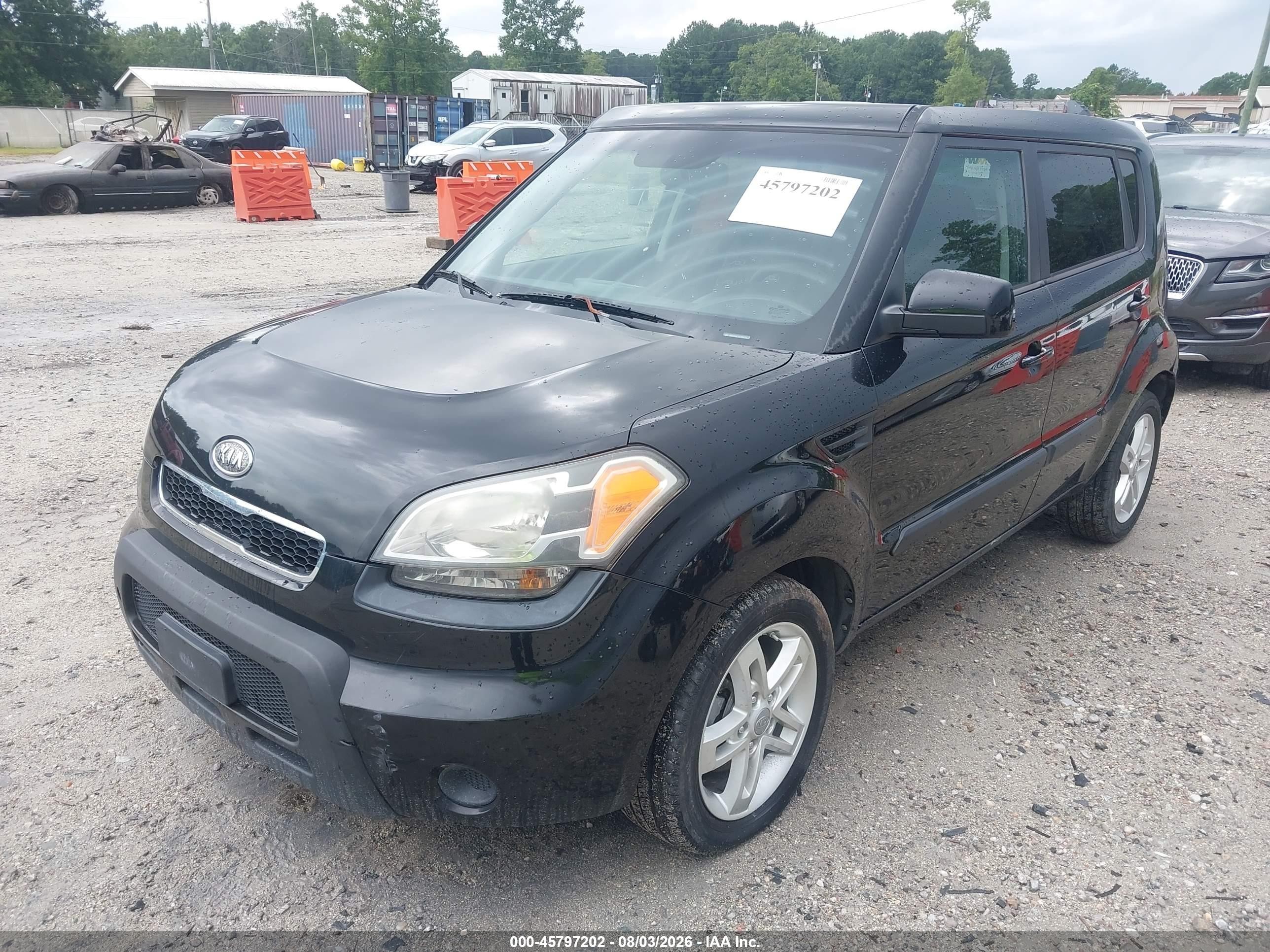 2011 Kia Soul + Black vin: KNDJT2A27B7735771