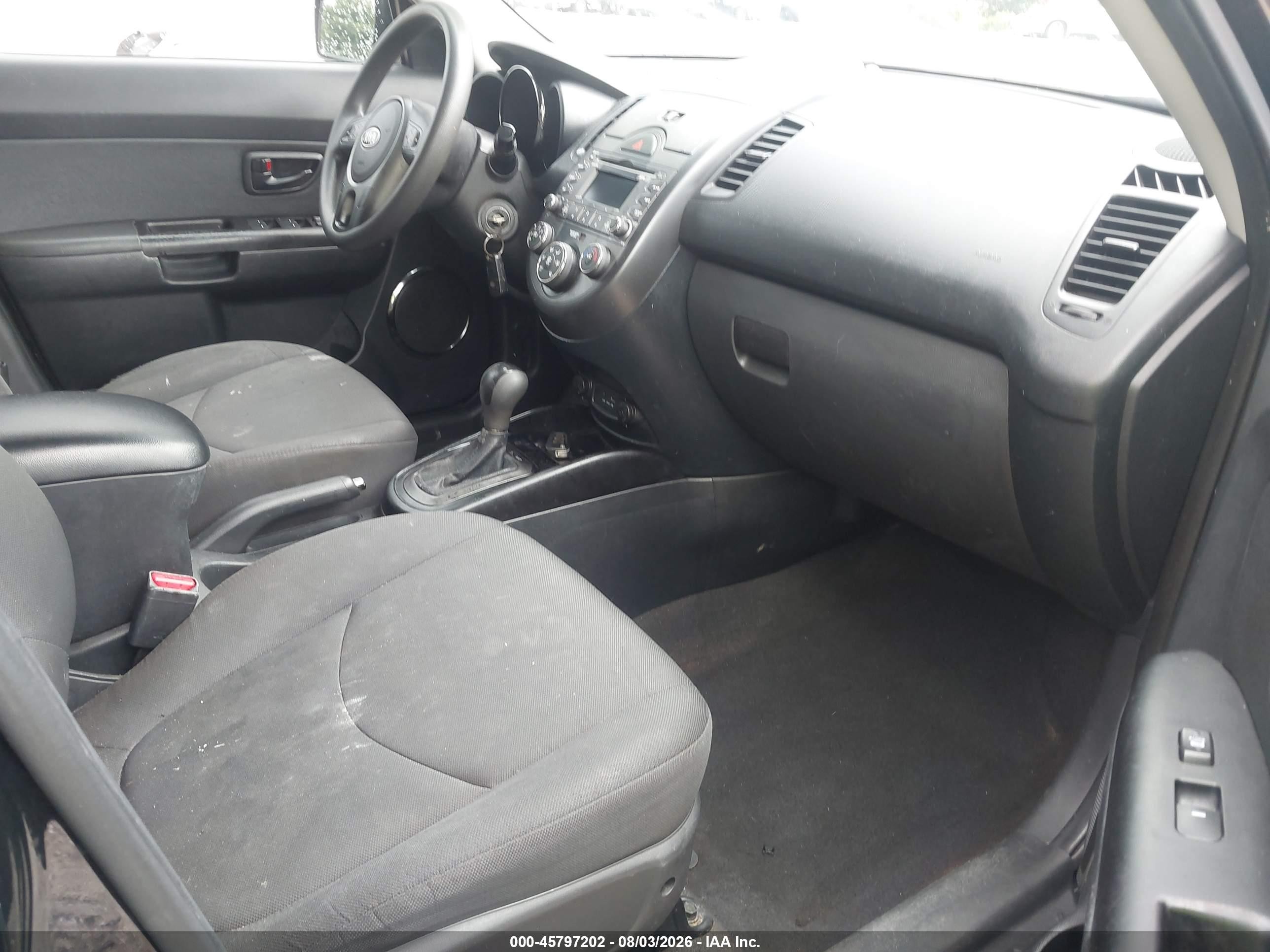 2011 Kia Soul + Black vin: KNDJT2A27B7735771