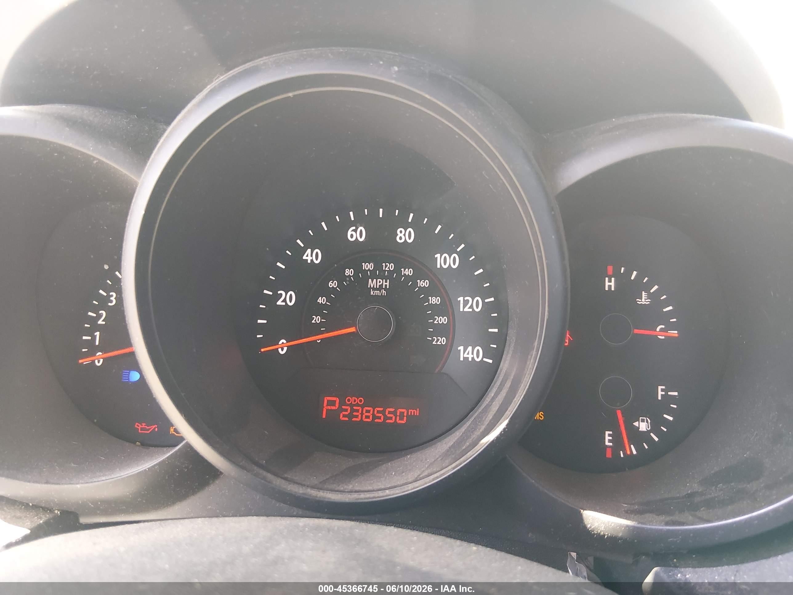 2010 Kia Soul + White vin: KNDJT2A28A7038317