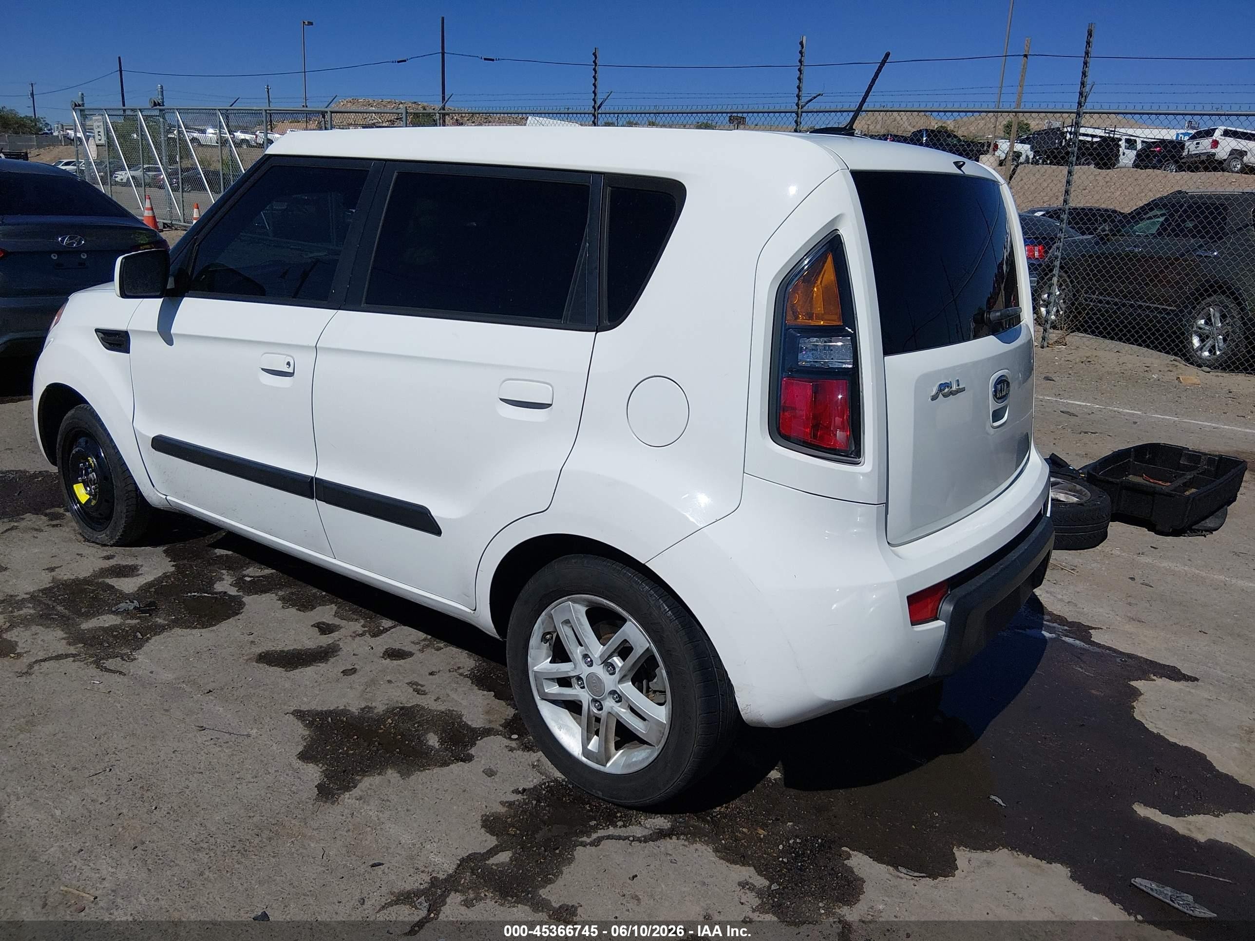 2010 Kia Soul + White vin: KNDJT2A28A7038317