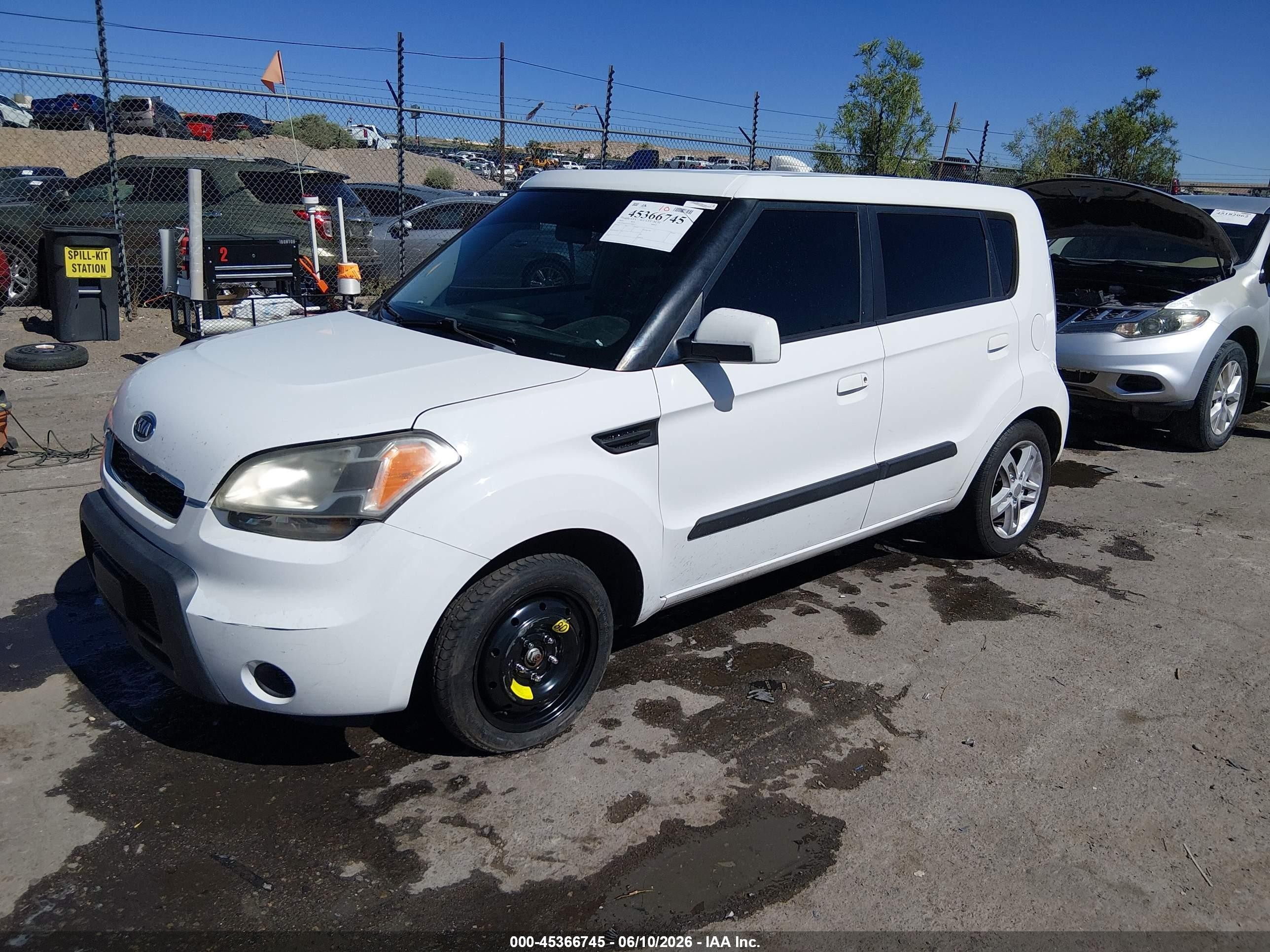 2010 Kia Soul + White vin: KNDJT2A28A7038317