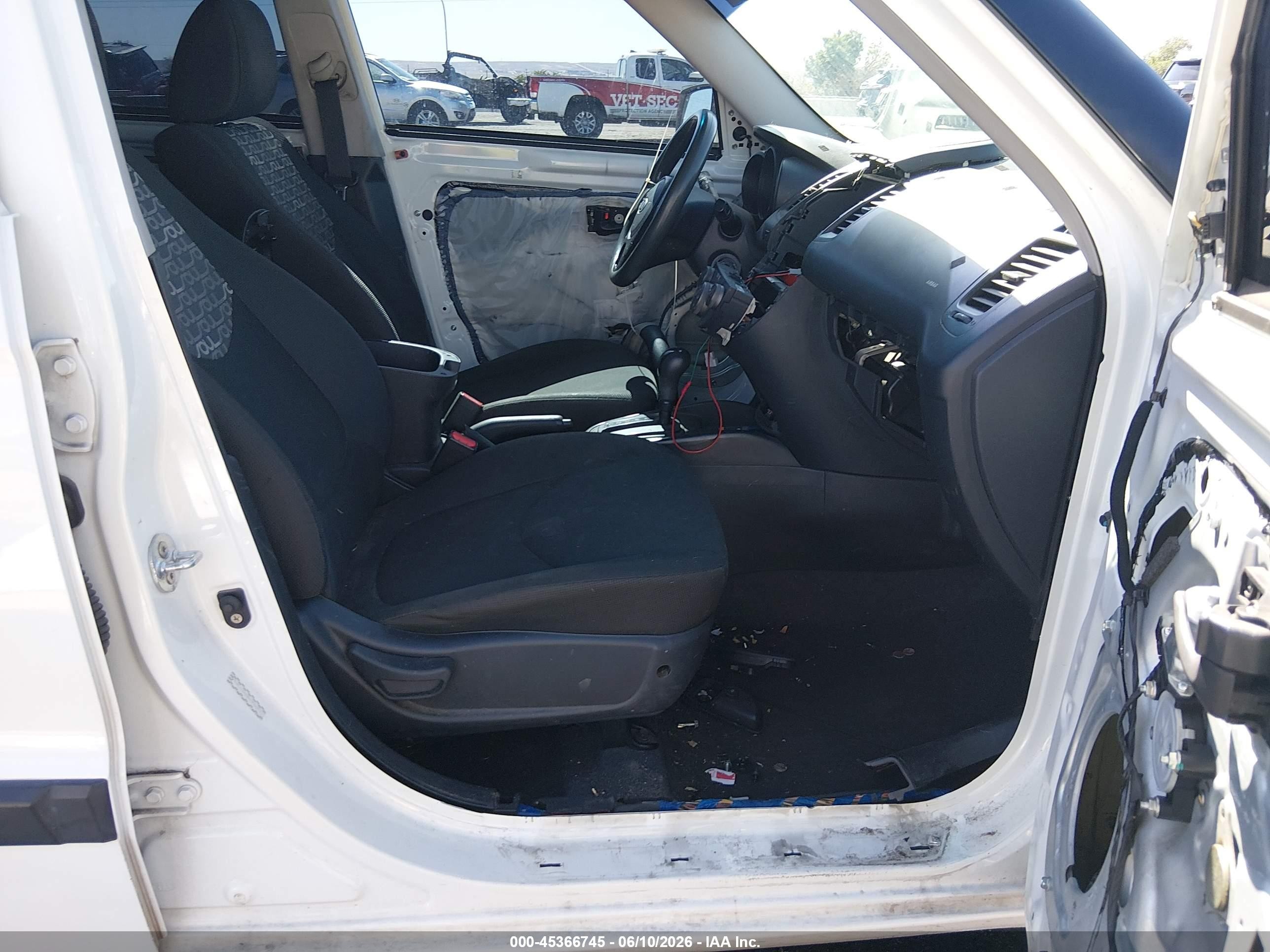 2010 Kia Soul + White vin: KNDJT2A28A7038317