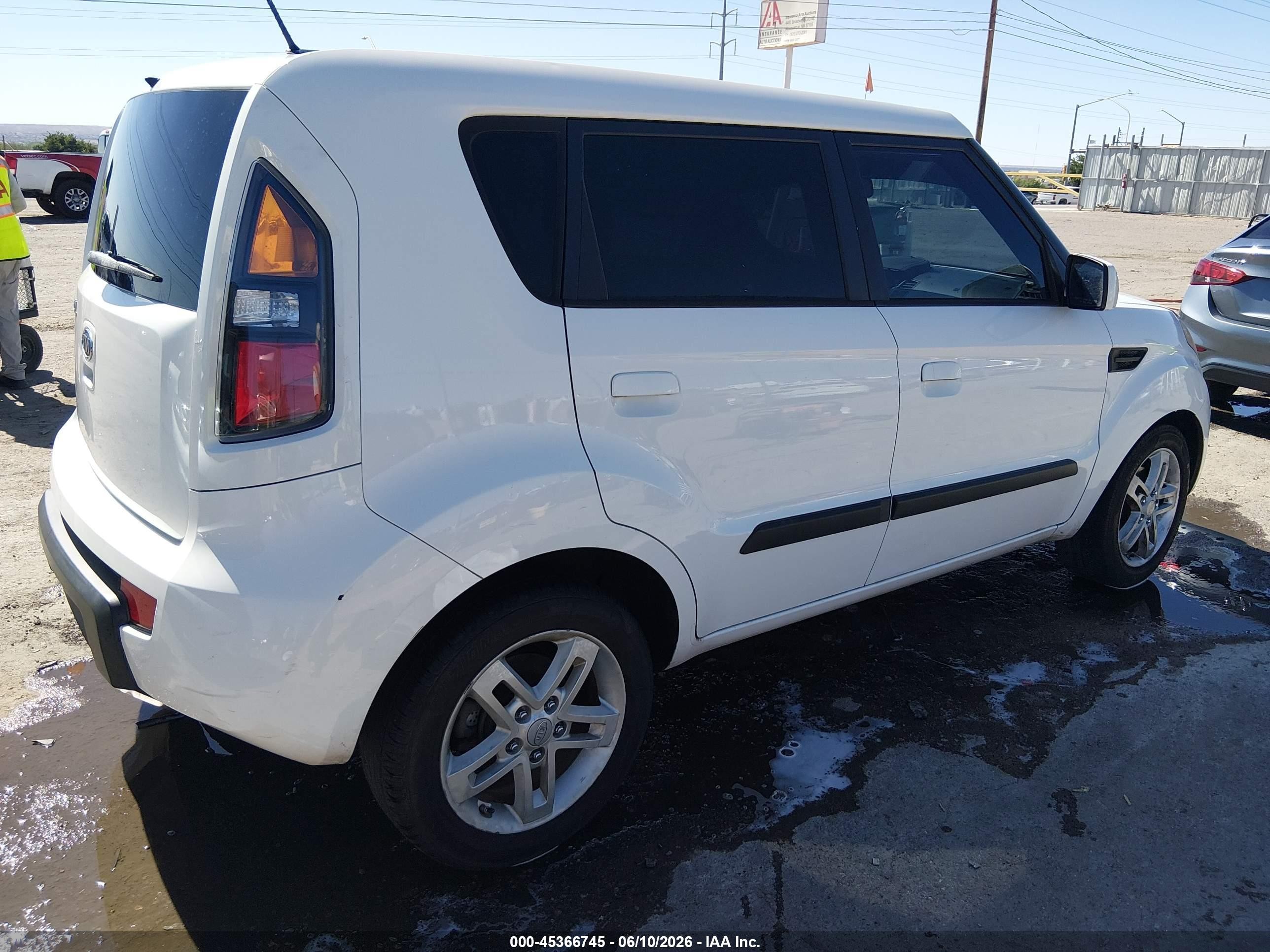 2010 Kia Soul + White vin: KNDJT2A28A7038317