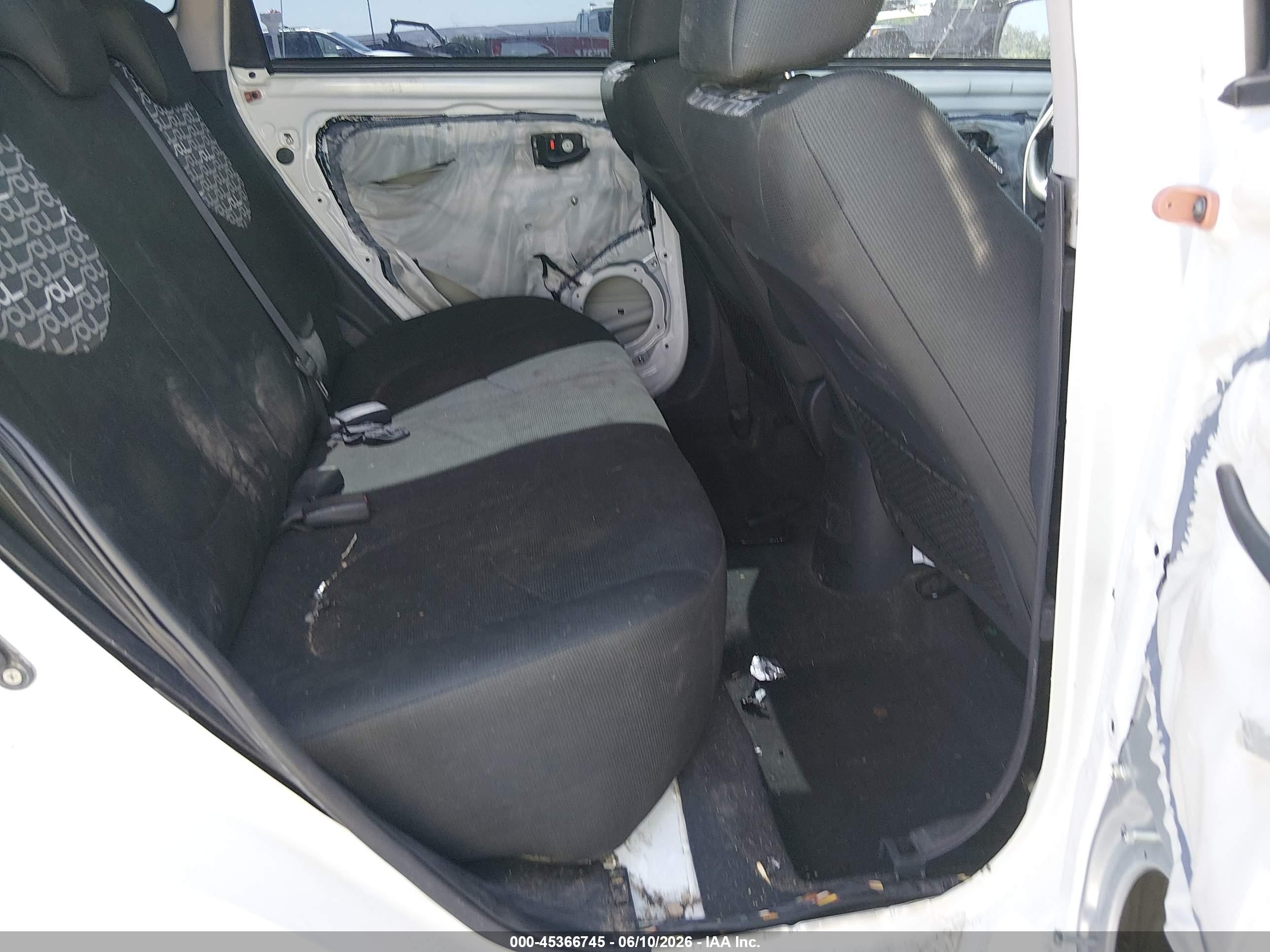 2010 Kia Soul + White vin: KNDJT2A28A7038317