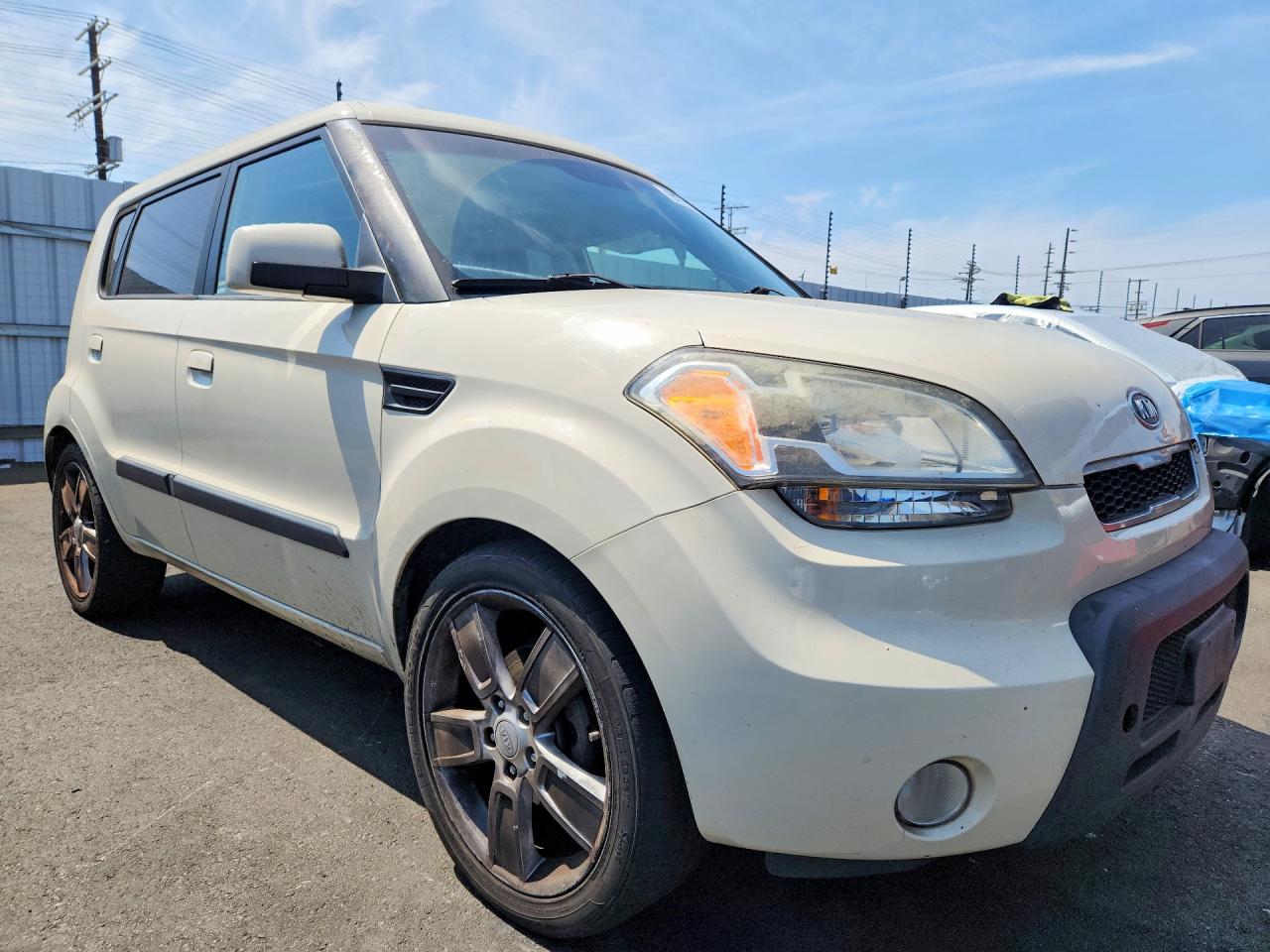 2010 Kia Soul + White vin: KNDJT2A28A7049589