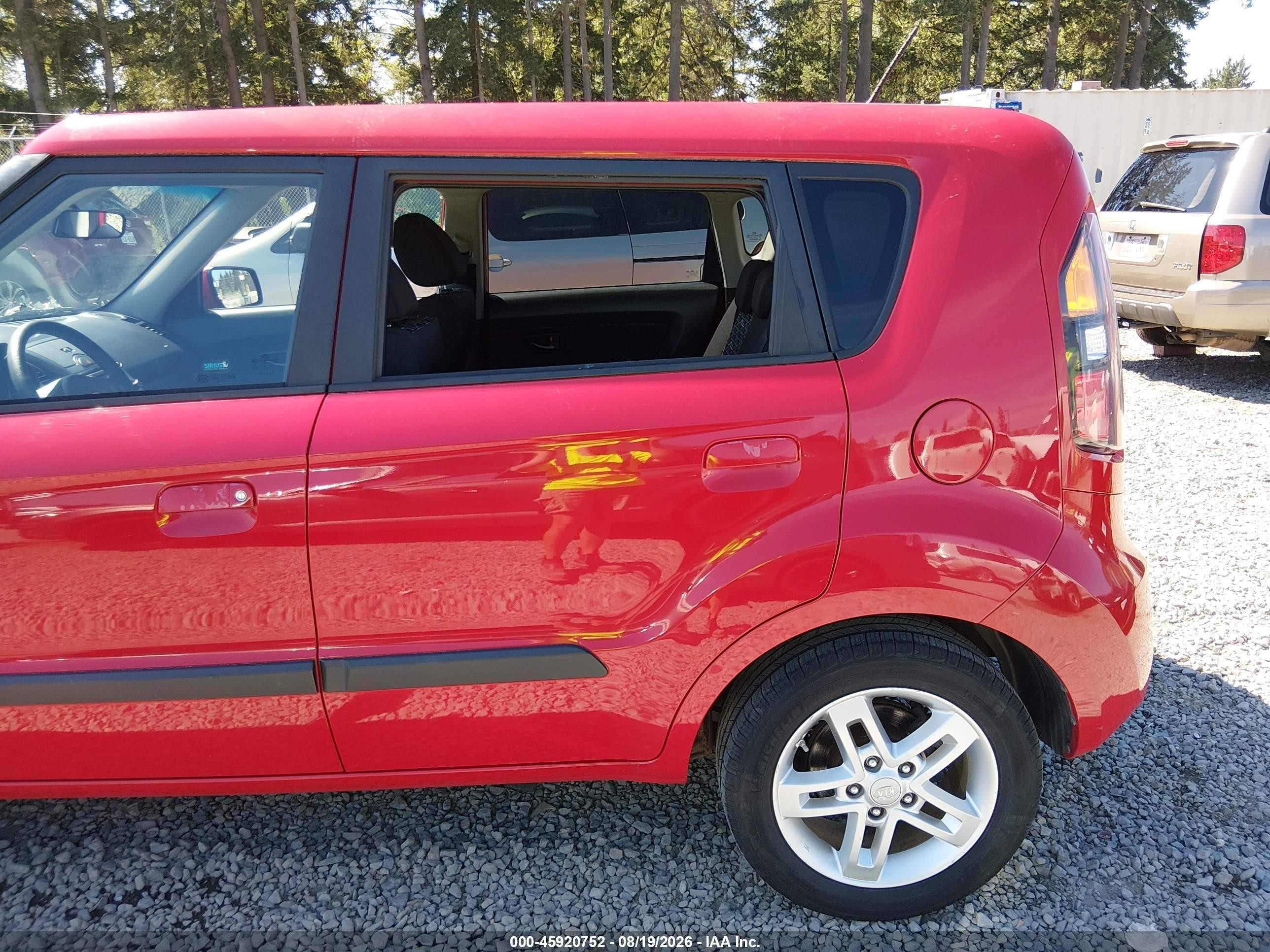 2010 Kia Soul + Red vin: KNDJT2A28A7146159