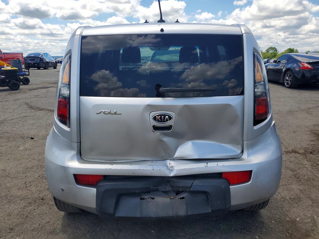2010 Kia Soul Silver vin: KNDJT2A28A7155766