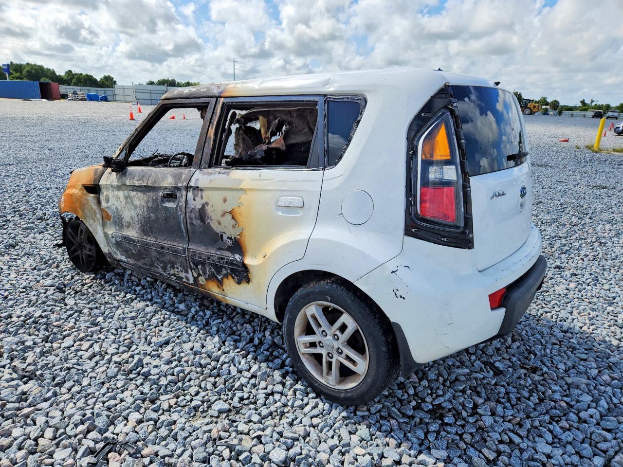 2010 Kia Soul + White vin: KNDJT2A28A7701496