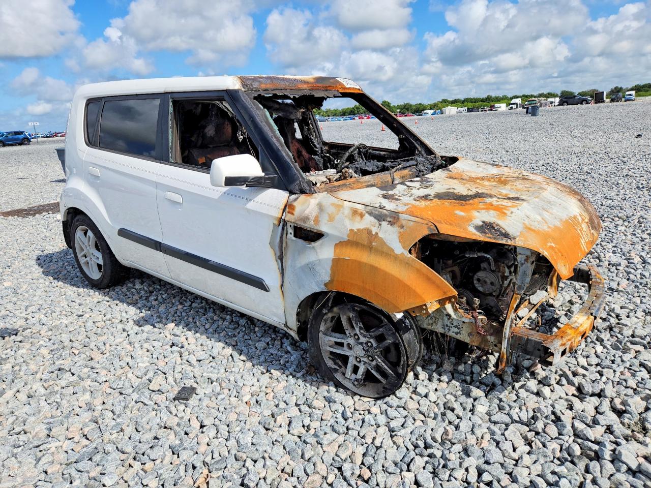 2010 Kia Soul + White vin: KNDJT2A28A7701496