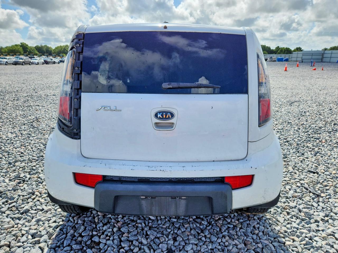 2010 Kia Soul + White vin: KNDJT2A28A7701496