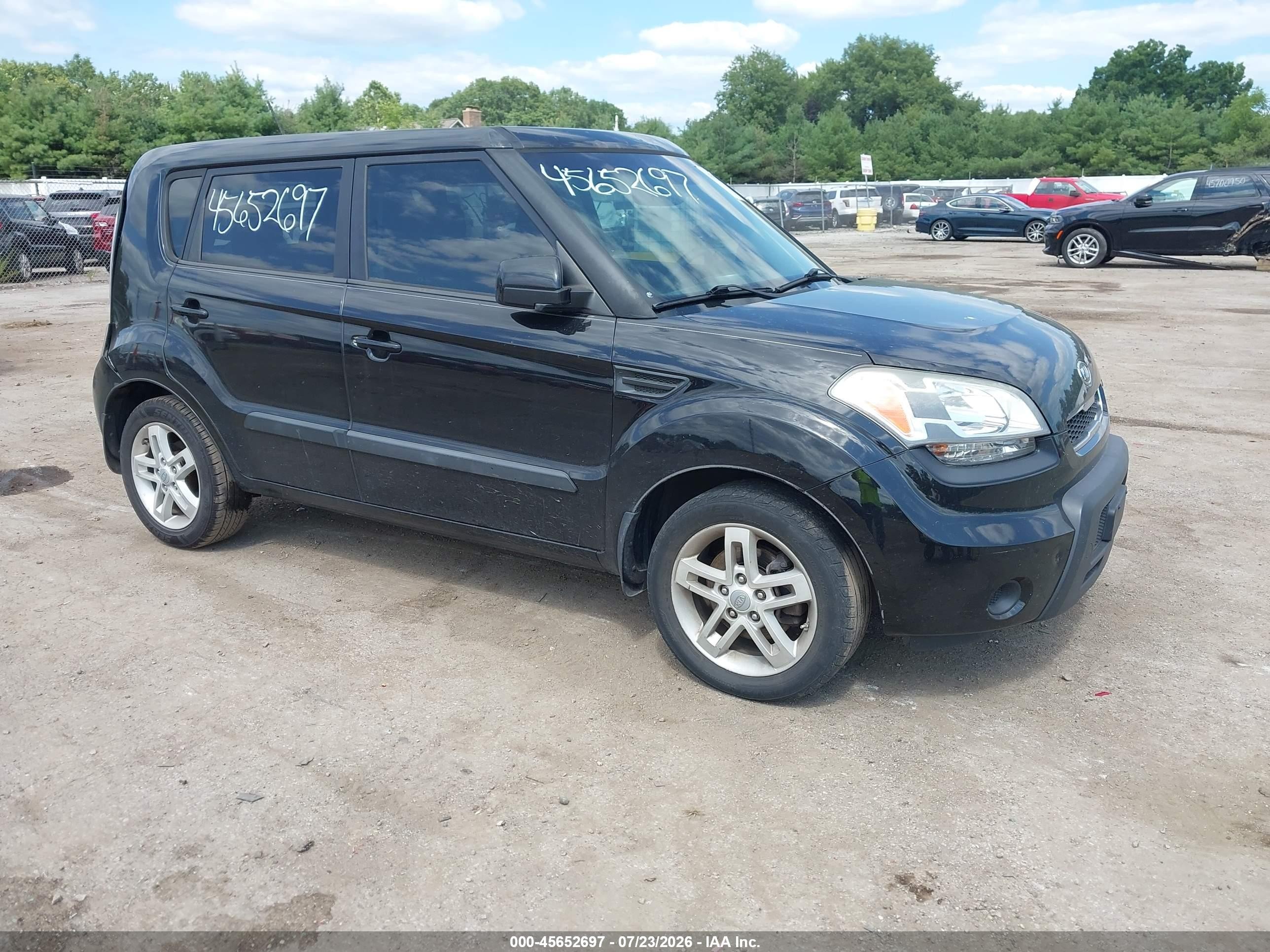 2011 Kia Soul + Black vin: KNDJT2A28B7195430