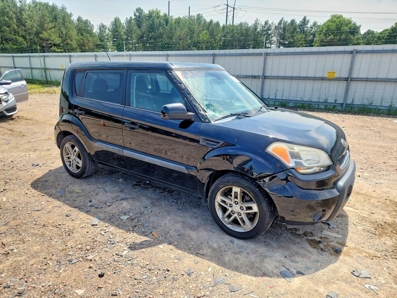 2011 Kia Soul + Black vin: KNDJT2A28B7242343