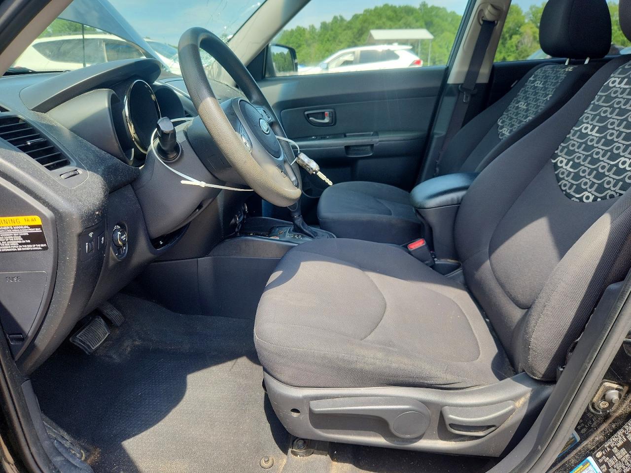 2011 Kia Soul + Black vin: KNDJT2A28B7242343