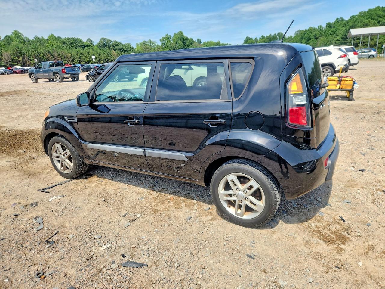 2011 Kia Soul + Black vin: KNDJT2A28B7242343