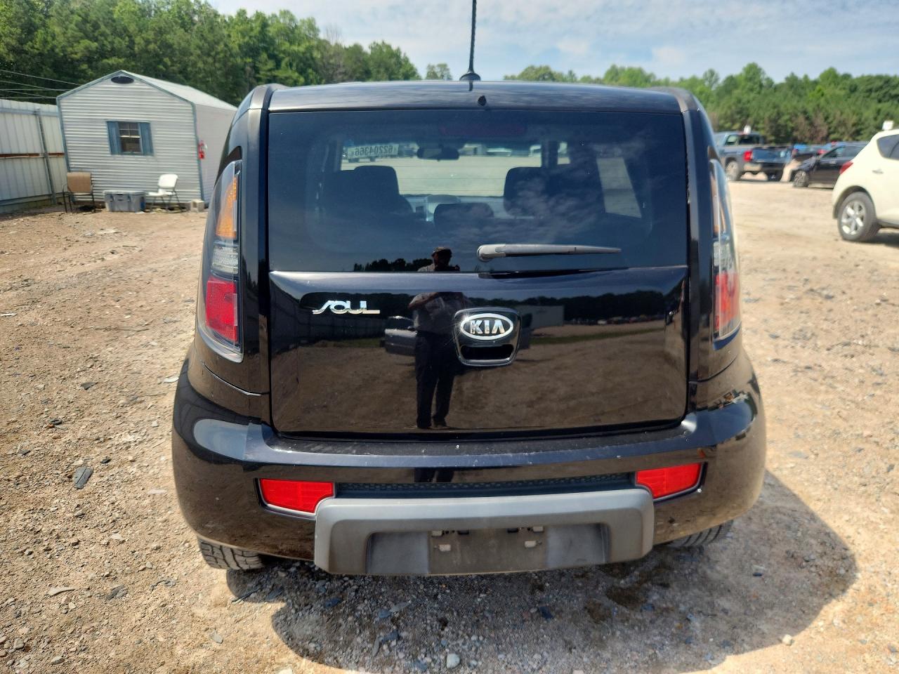 2011 Kia Soul + Black vin: KNDJT2A28B7242343