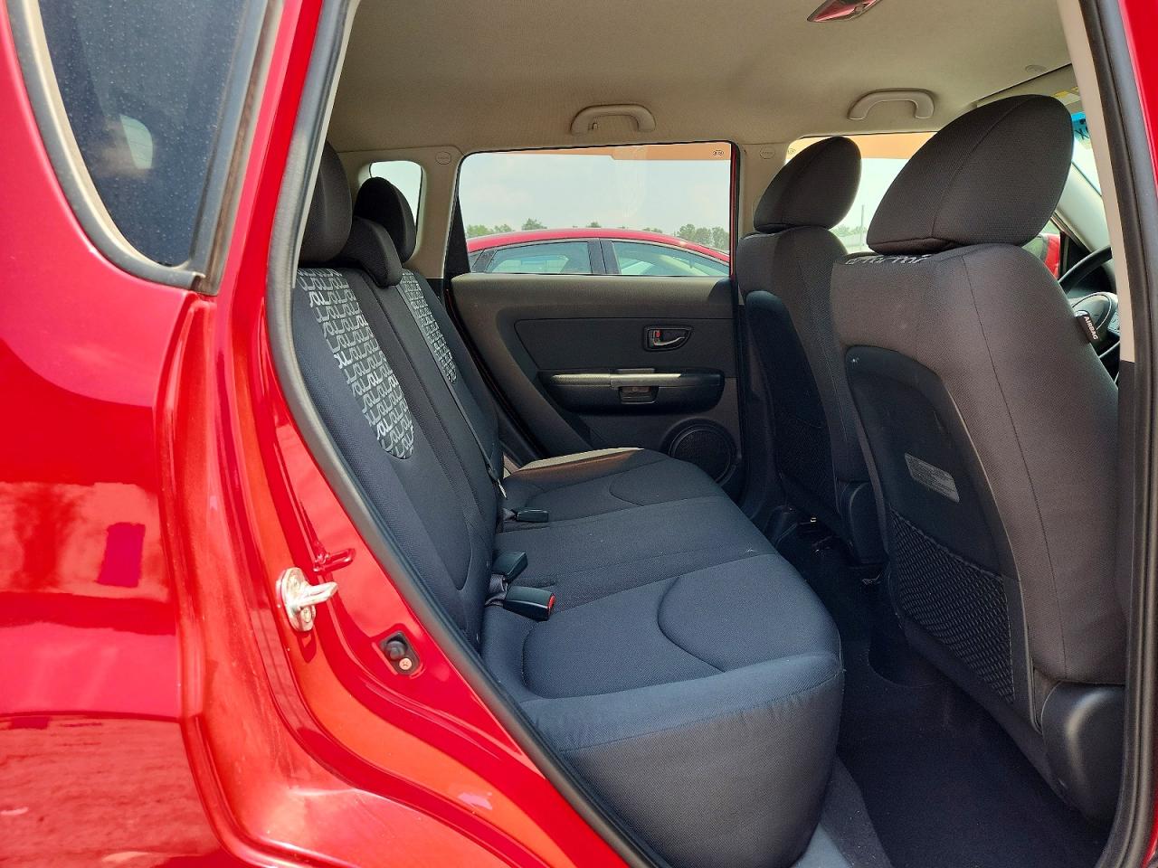 2011 Kia Soul + Red vin: KNDJT2A28B7304016